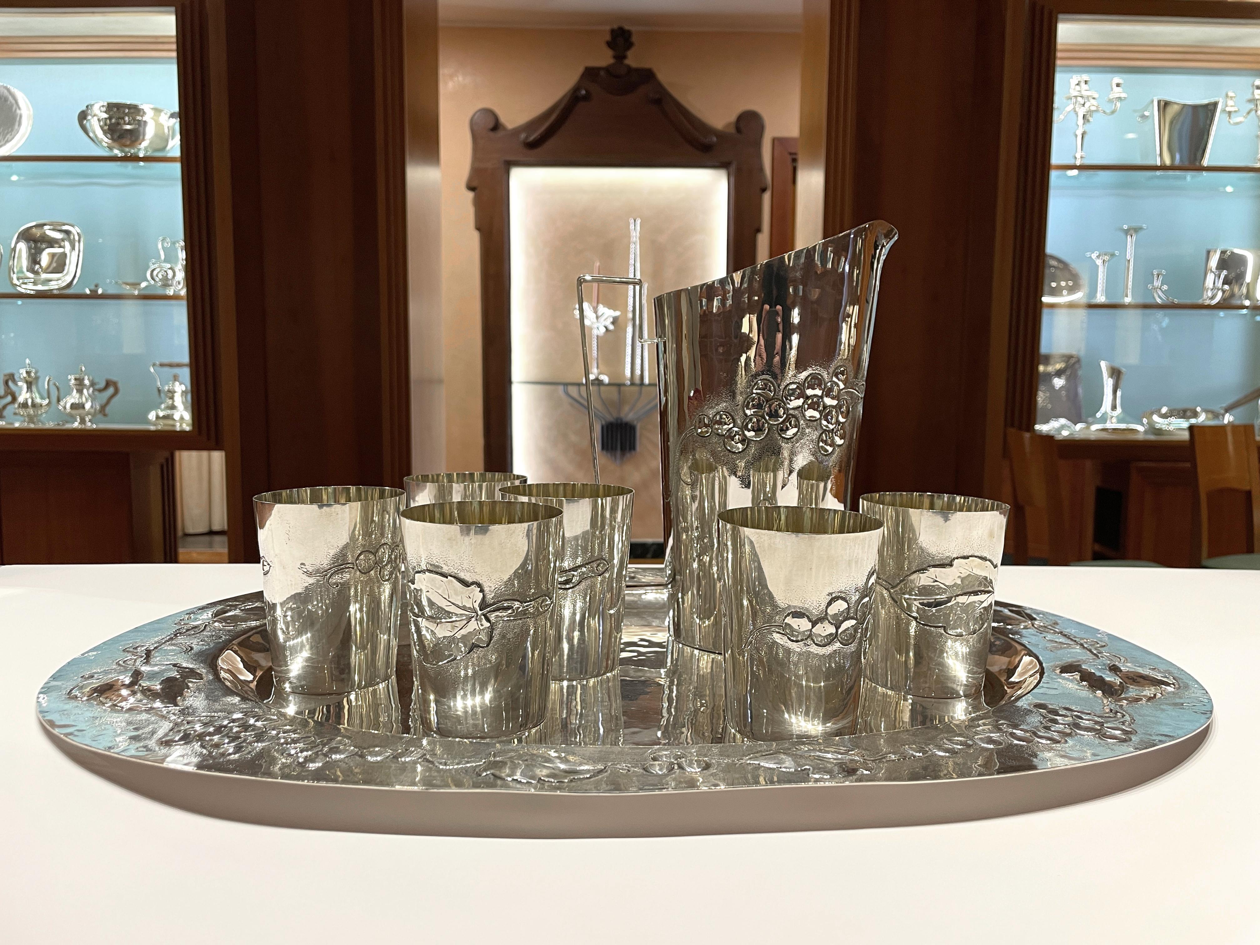 Set of 6 glasses, carafe and tray in chiseled silver, Brandimarte. For Sale 6
