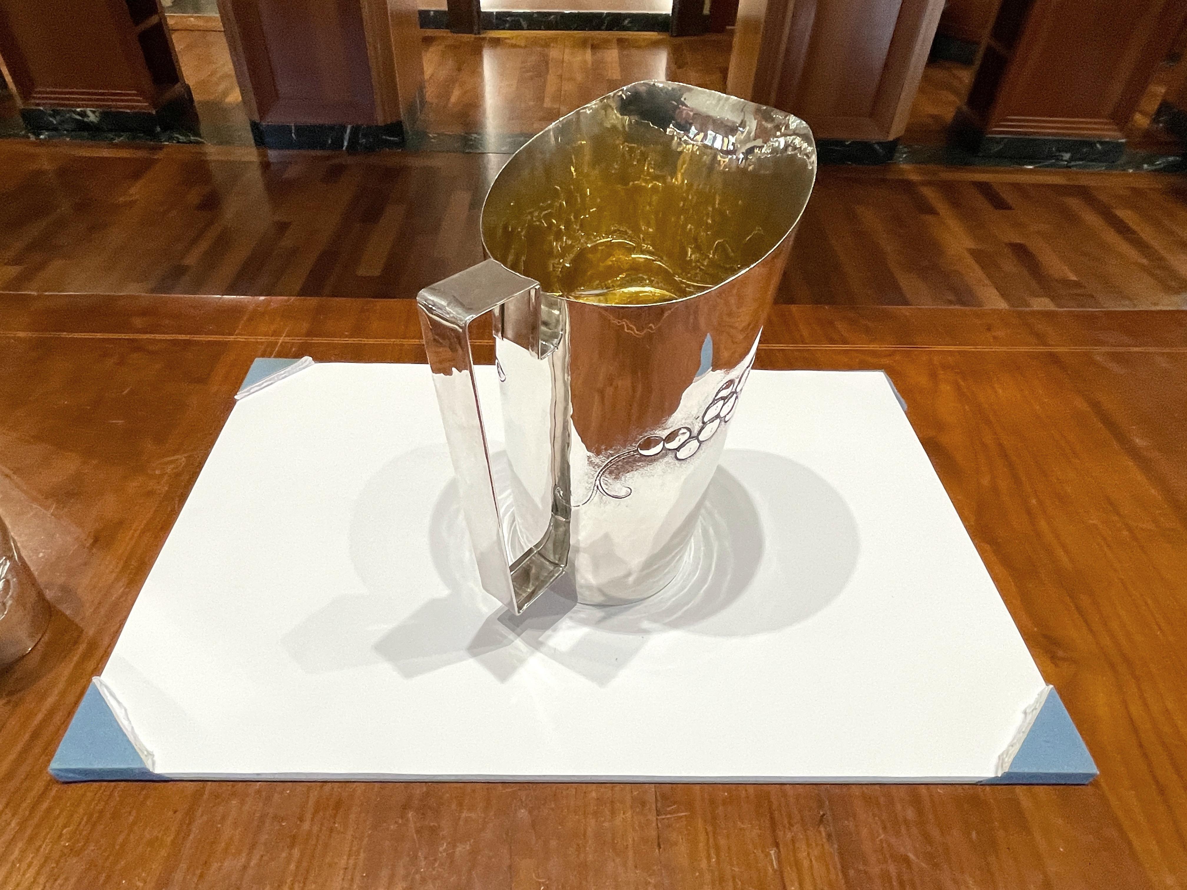 Set of 6 glasses, carafe and tray in chiseled silver, Brandimarte. For Sale 9