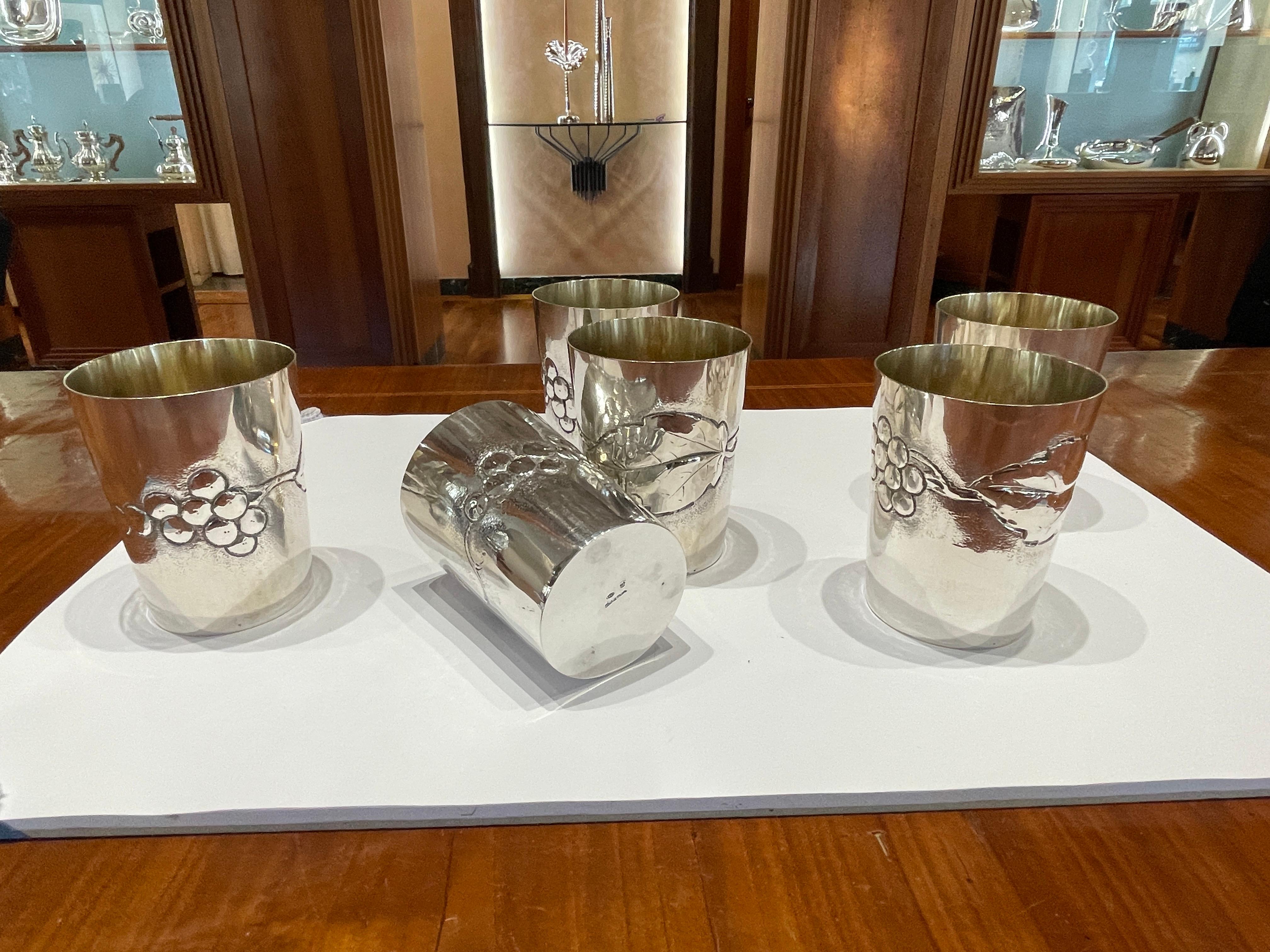 Set of 6 glasses, carafe and tray in chiseled silver, Brandimarte. For Sale 11