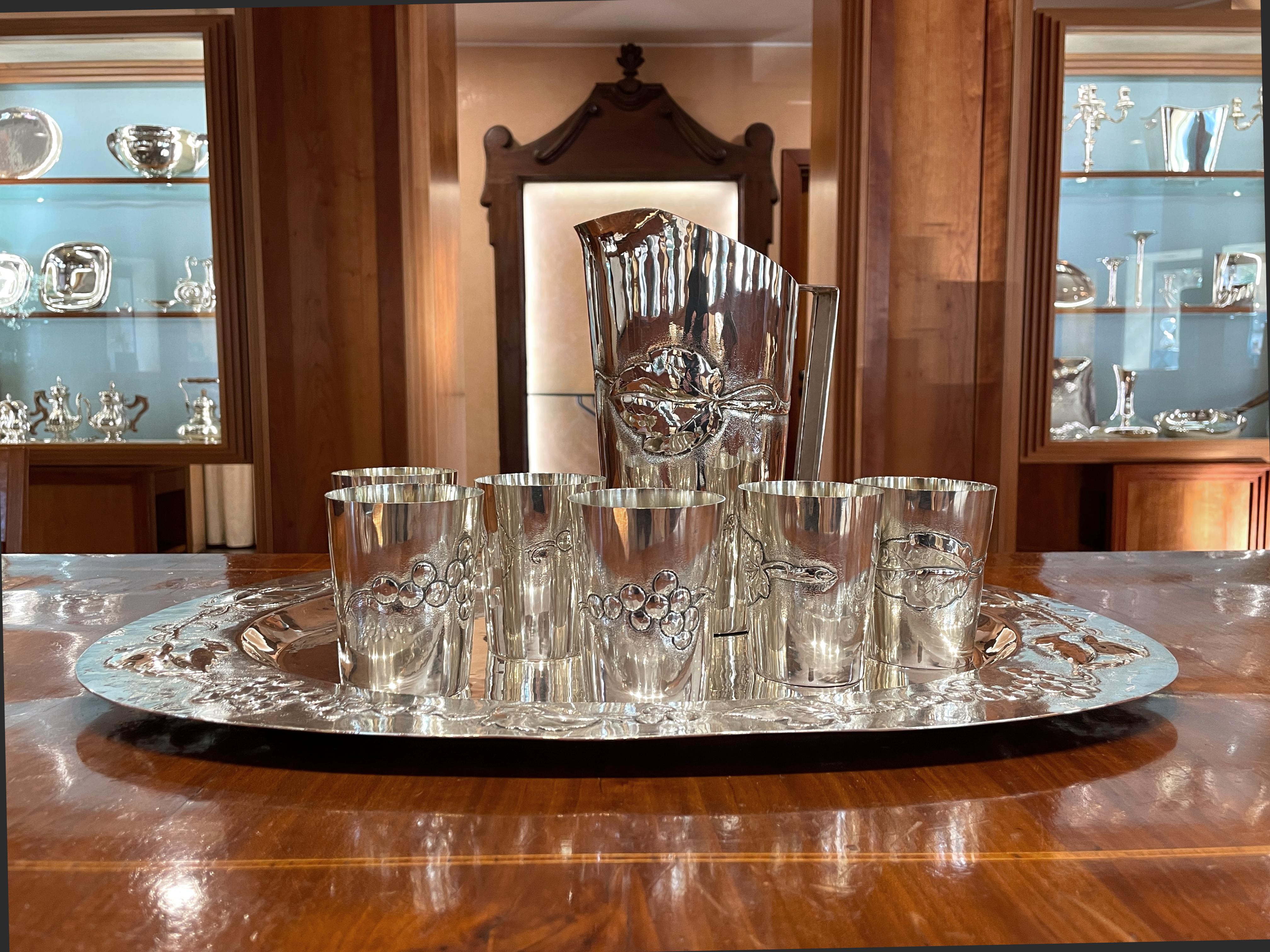 Set of 6 glasses with carafe and tray in 800/ooo chiseled silver, total weight 3935 g.
Made in  Florence by Brandimarte - Italy  circa 1985

Tumbler
Height 10cm
Maximum width 7,5 cm
Base diameter 6 cm

Carafe
Height 25 cm
Maximum width 20 cm
Base
