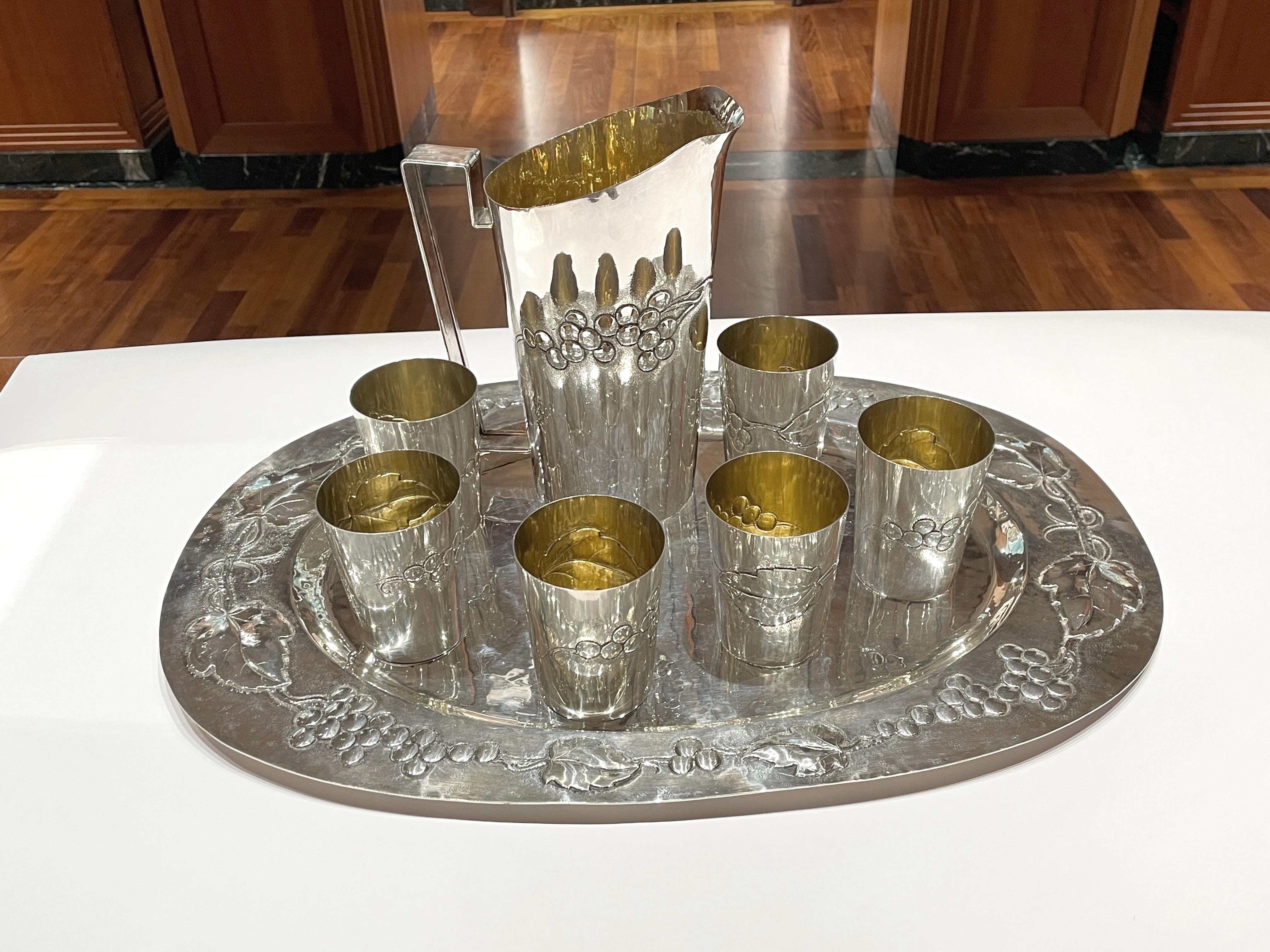 Set of 6 glasses, carafe and tray in chiseled silver, Brandimarte. For Sale 1