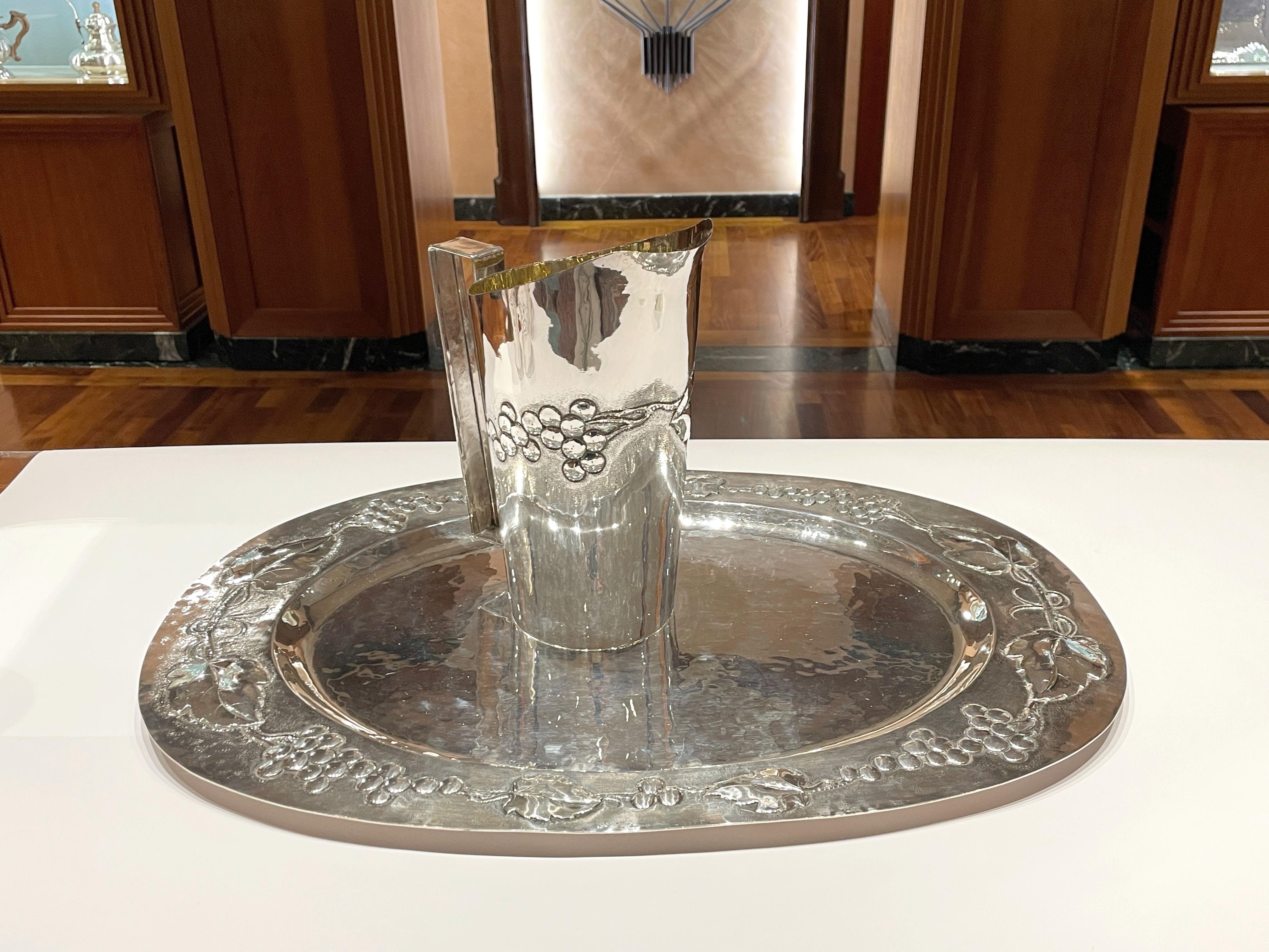 Set of 6 glasses, carafe and tray in chiseled silver, Brandimarte. For Sale 2