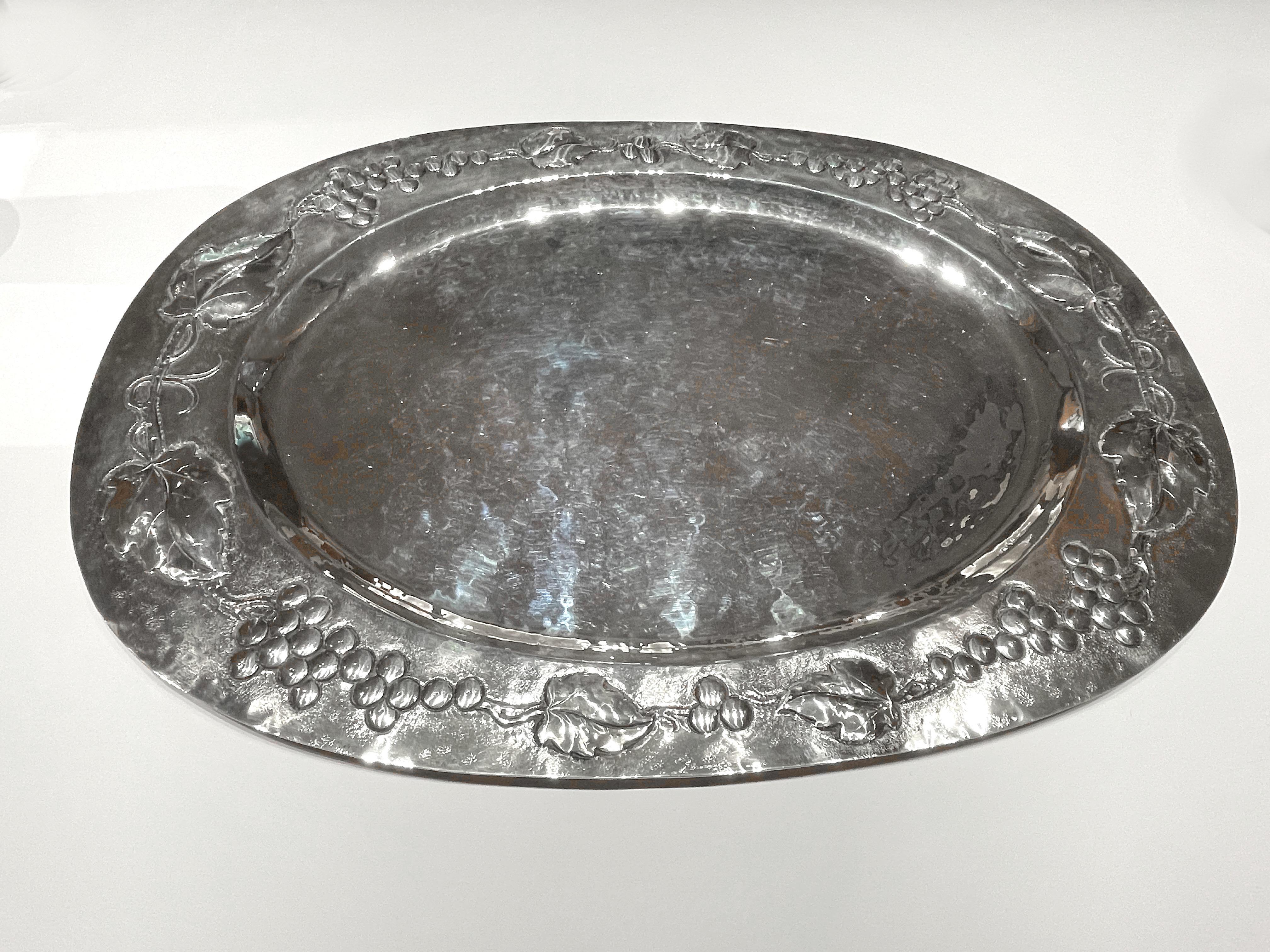 Set of 6 glasses, carafe and tray in chiseled silver, Brandimarte. For Sale 4