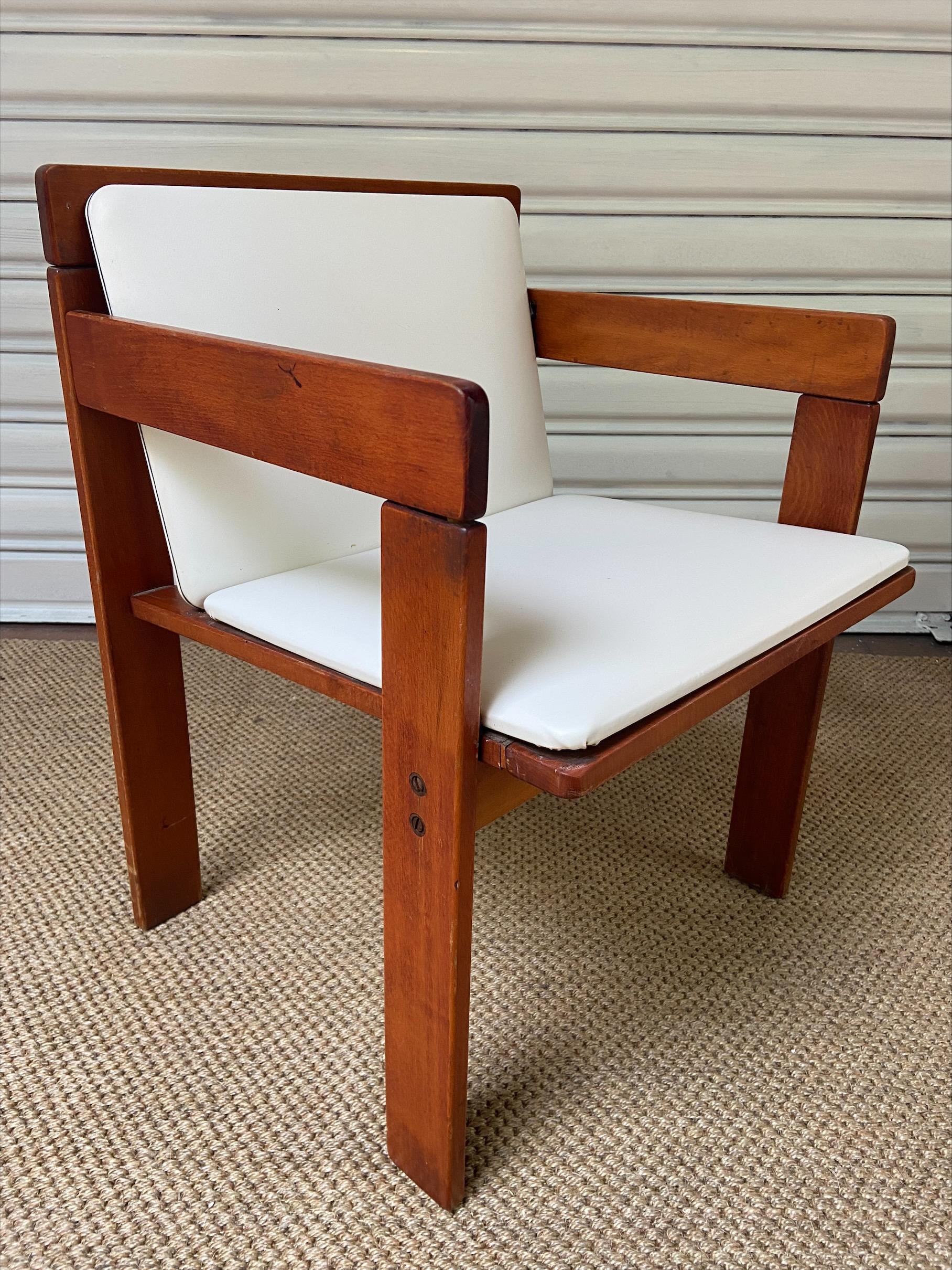 4 fauteuils - Edition Reguitti
Bois et similicuir blanc

1972

Mesures : H 70 x L 52 x P 52cm

Hauteur du siège : 43cm

Le Label de l'éditeur se trouve sur chaque fauteuil.