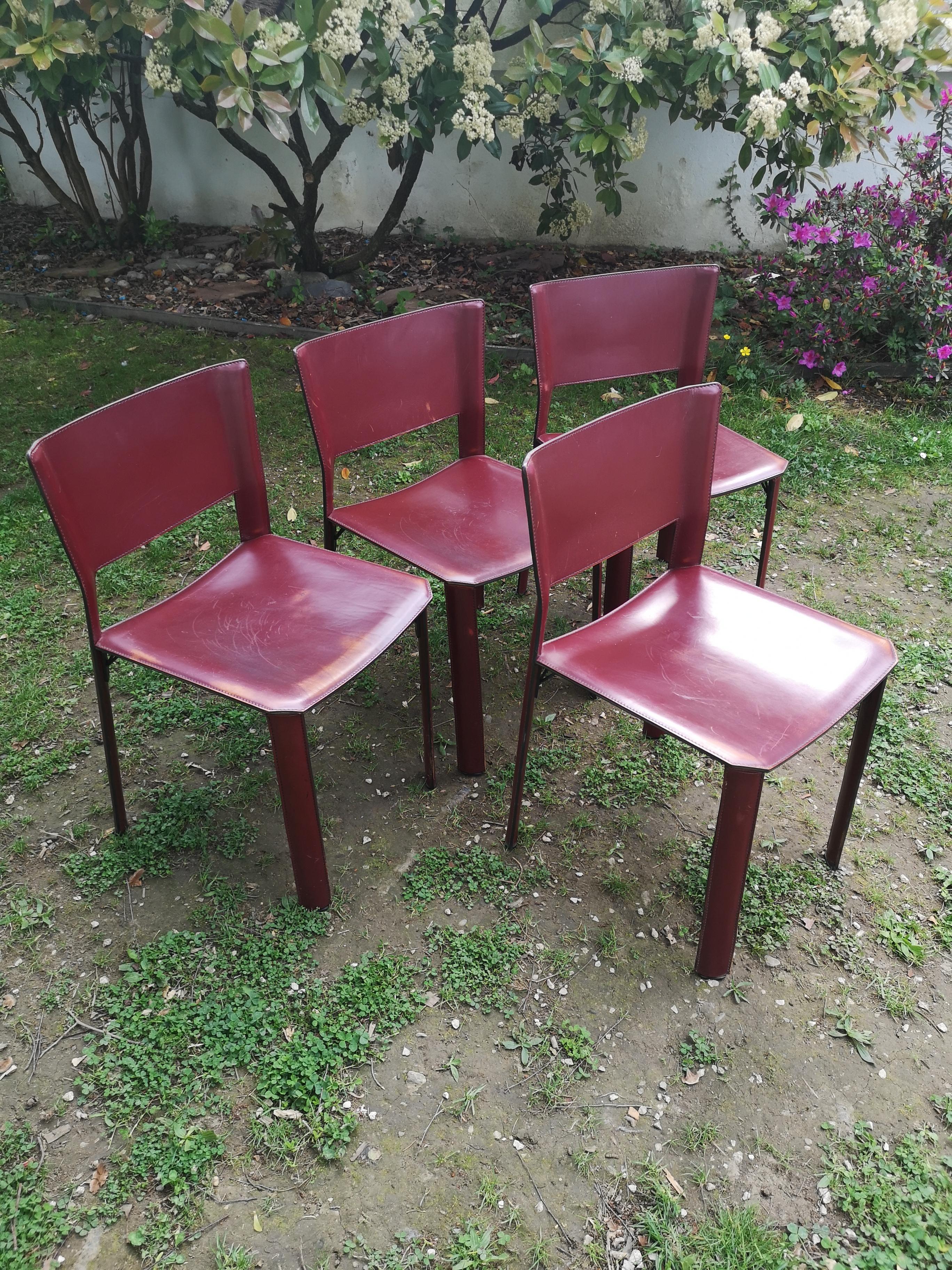 Set of 4 S91 chairs by designer Giancarlo Vegni for Fasem in burgundy leather, some traces of wear and tear on the leather, steel structure entirely covered in leather, very classy, ??see photos, year 80.


Giarcarlo Vegni, class 1949, studied at