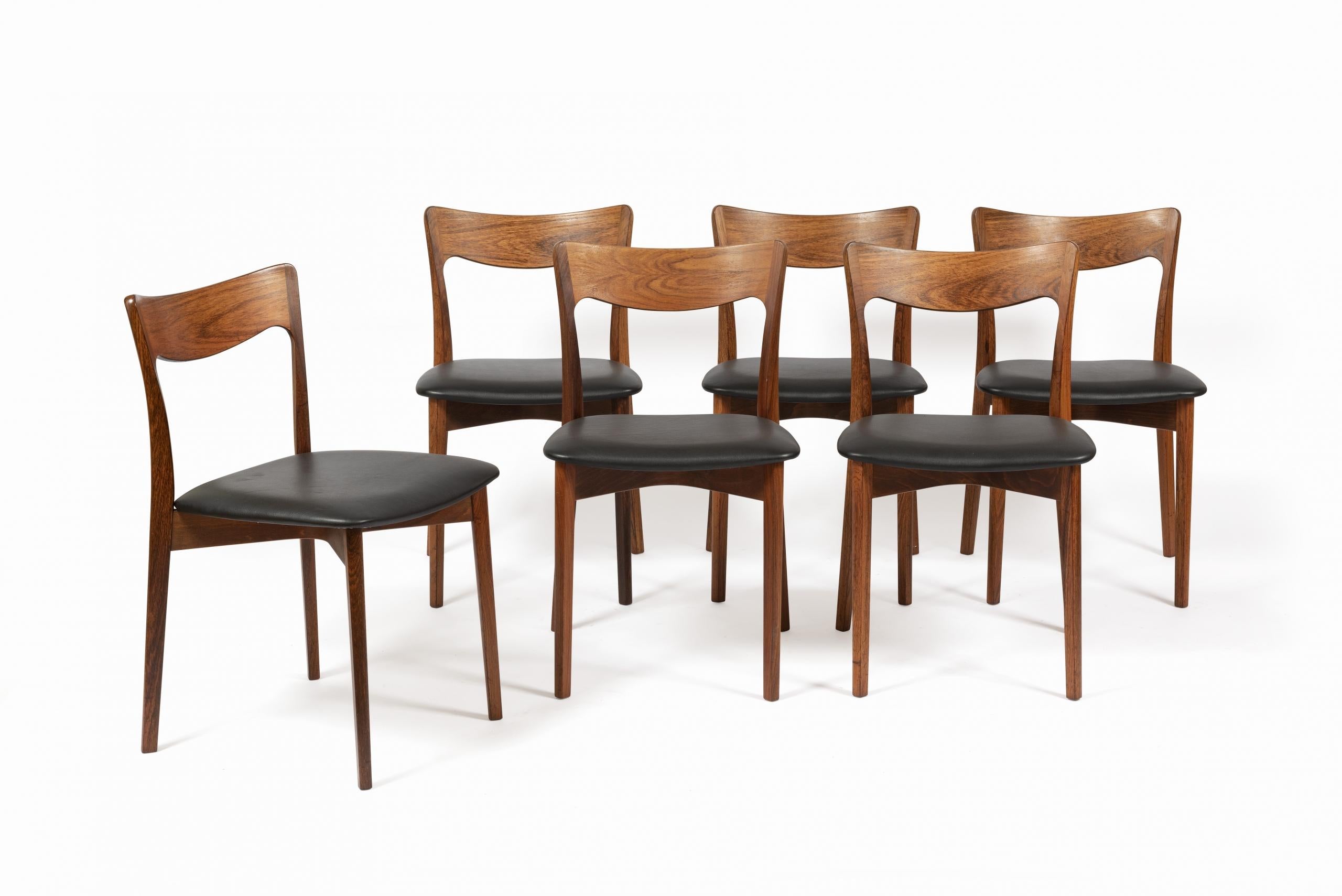 Ensemble de six chaises de salle à manger danoises par Harry Østergaard pour Randers Møbelfabrik, 1950.

Chaises avec des dossiers et assises incurvés, de fins pieds ronds, coniques en palissandre.

Les éléments en palissandre ont été nettoyés