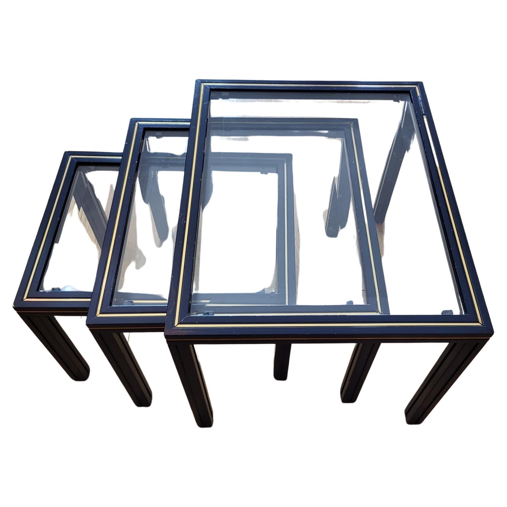Tables gigognes lot de 3, du designer Pierre Vandel des années 1970, en métal laqué bleu avec un liseret doré et plateau en verre.
Elle ont des marques d'usures apparente visible sur les photos .
Seule la petite table a un coin légèrement