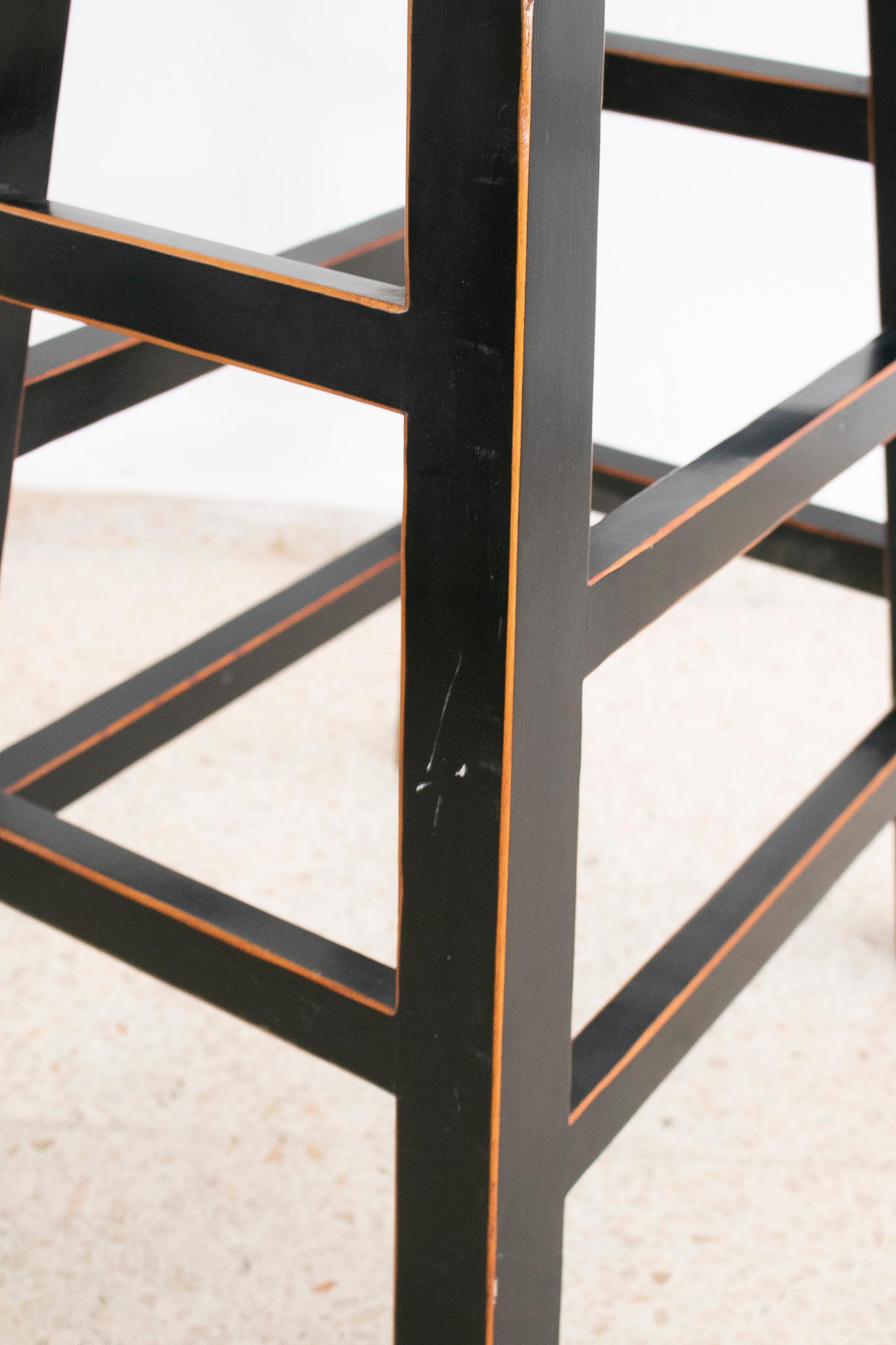 Ess Set De Taburetes De Madera De Estilo Oriental Lacadas En Negro Aos 1990 im Angebot 8