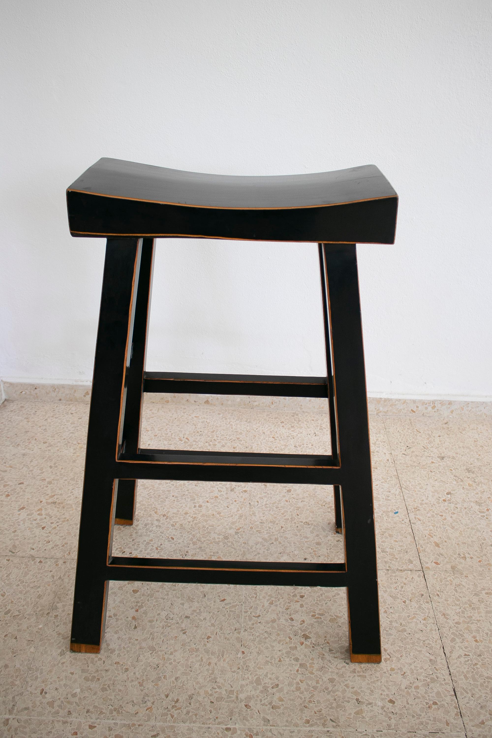Set de taburetes de madera de estilo oriental lacadas en negro años 1990.