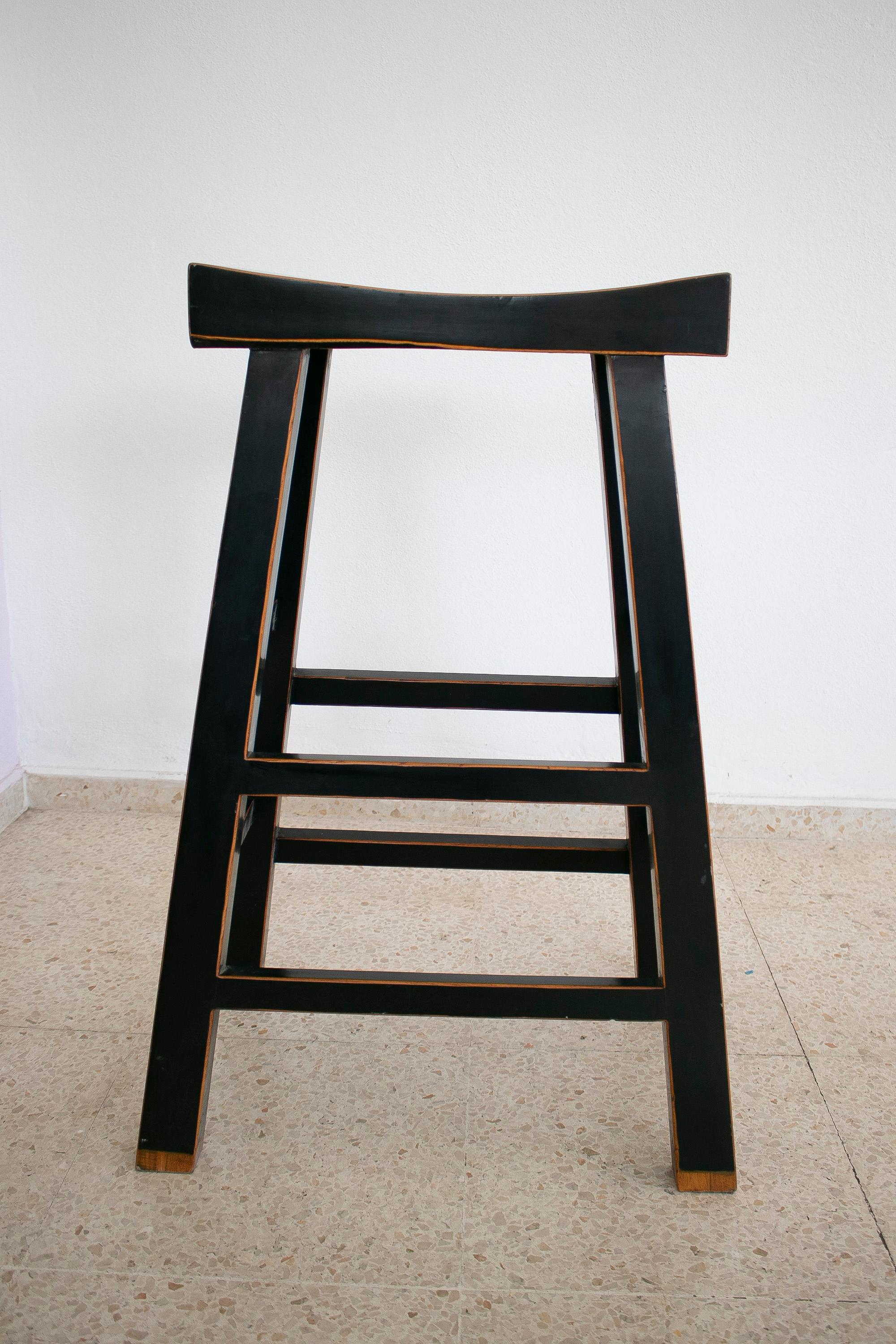 Ess Set De Taburetes De Madera De Estilo Oriental Lacadas En Negro Aos 1990 (Asiatisch) im Angebot