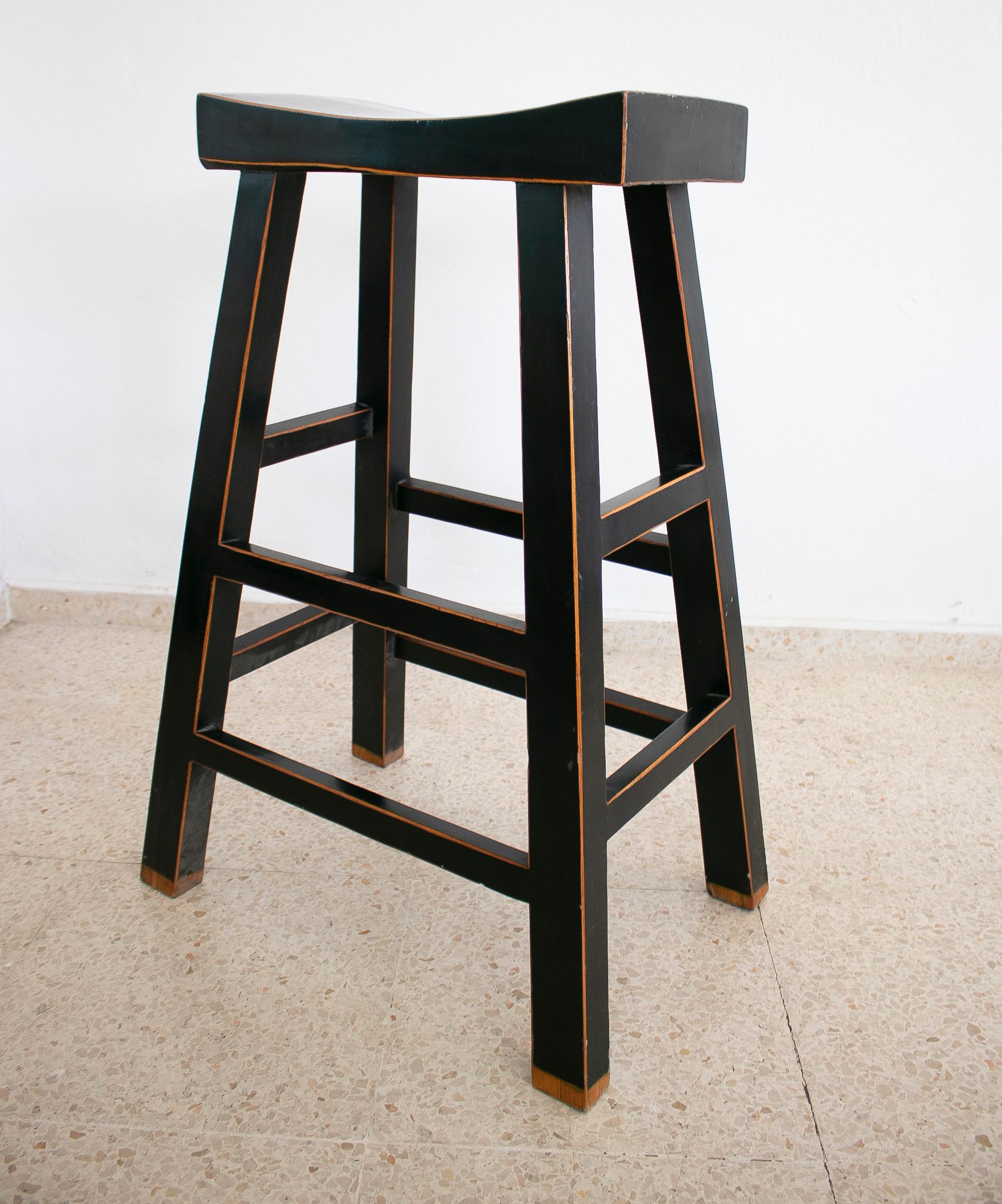 Ess Set De Taburetes De Madera De Estilo Oriental Lacadas En Negro Aos 1990 (Lackiert) im Angebot