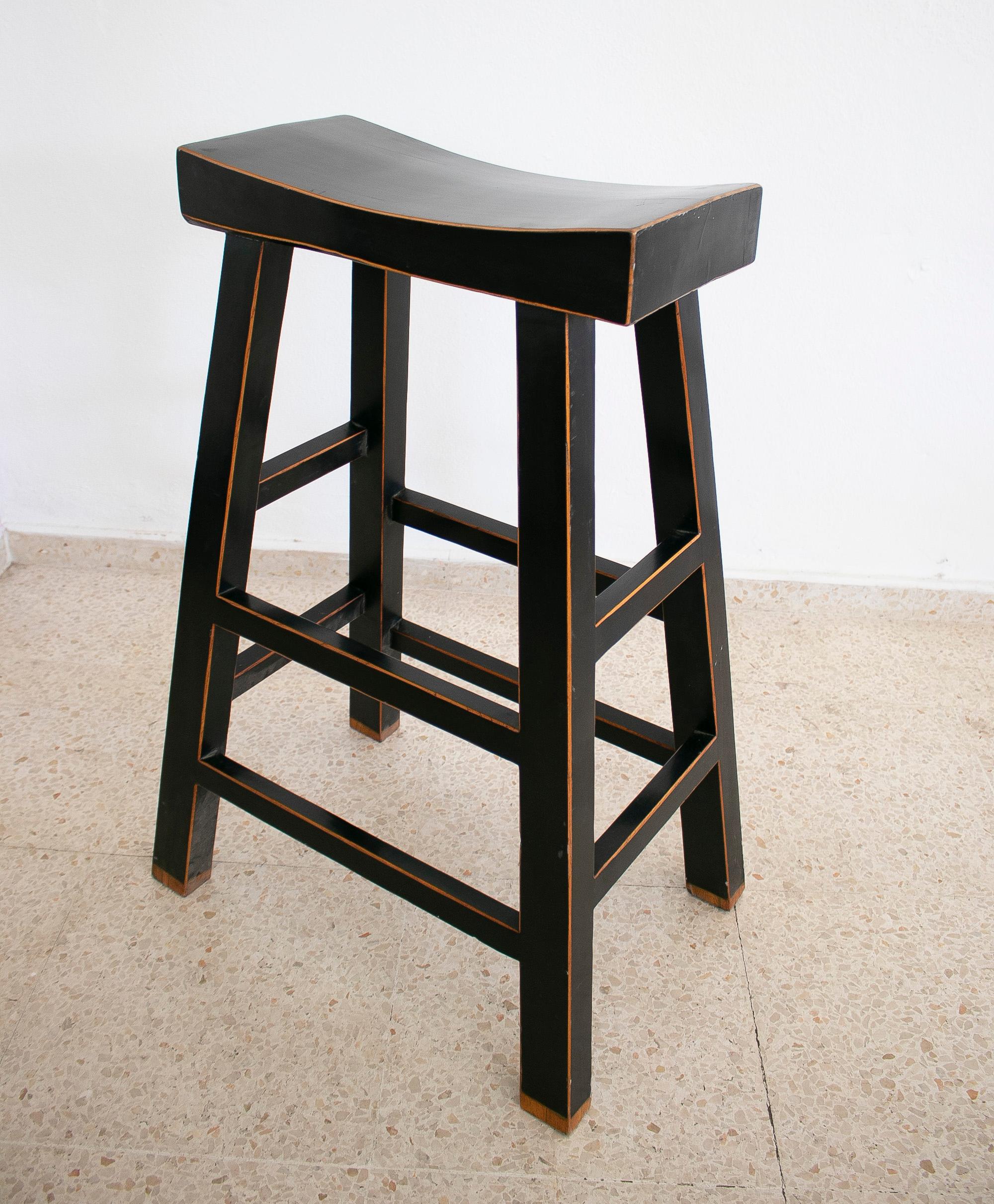 Ess Set De Taburetes De Madera De Estilo Oriental Lacadas En Negro Aos 1990 im Zustand „Gut“ im Angebot in Marbella, ES