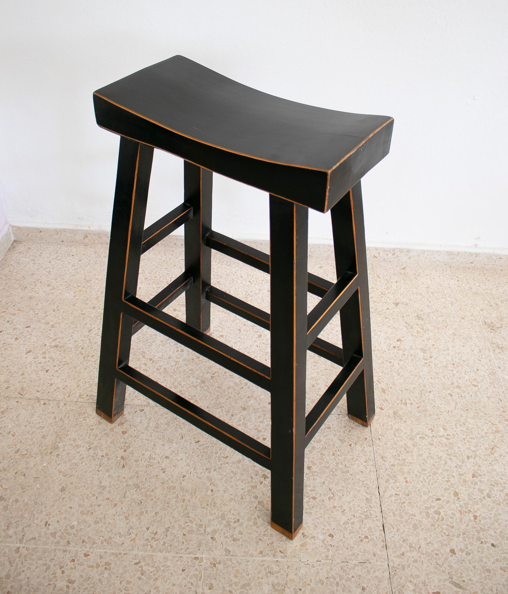 Ess Set De Taburetes De Madera De Estilo Oriental Lacadas En Negro Aos 1990 (20. Jahrhundert) im Angebot