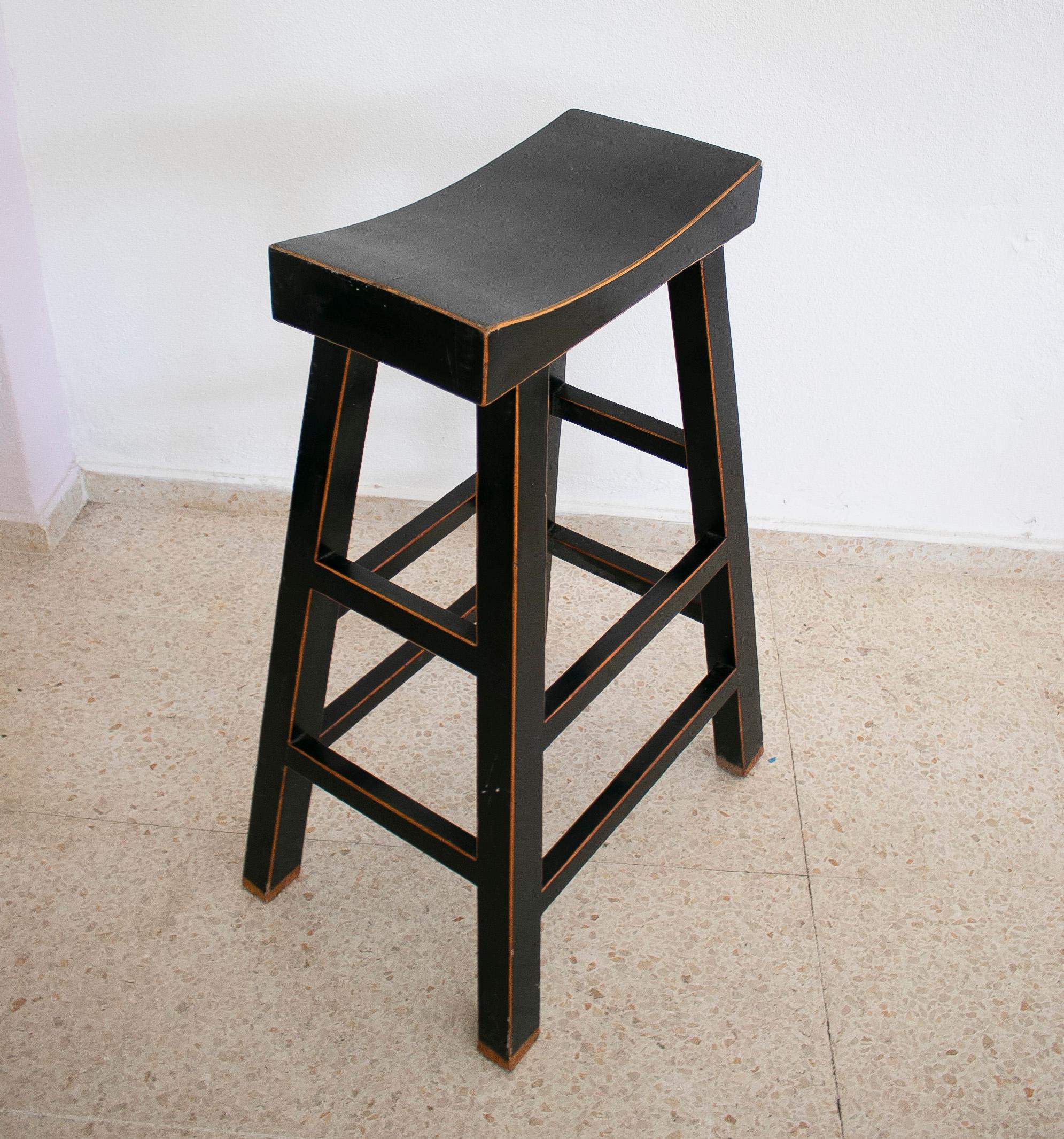 Ess Set De Taburetes De Madera De Estilo Oriental Lacadas En Negro Aos 1990 (Holz) im Angebot