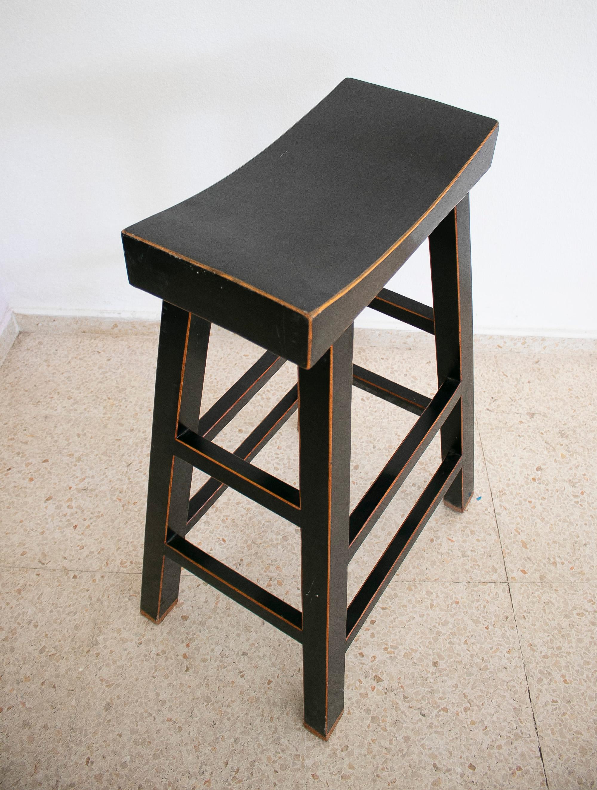Ess Set De Taburetes De Madera De Estilo Oriental Lacadas En Negro Aos 1990 im Angebot 1