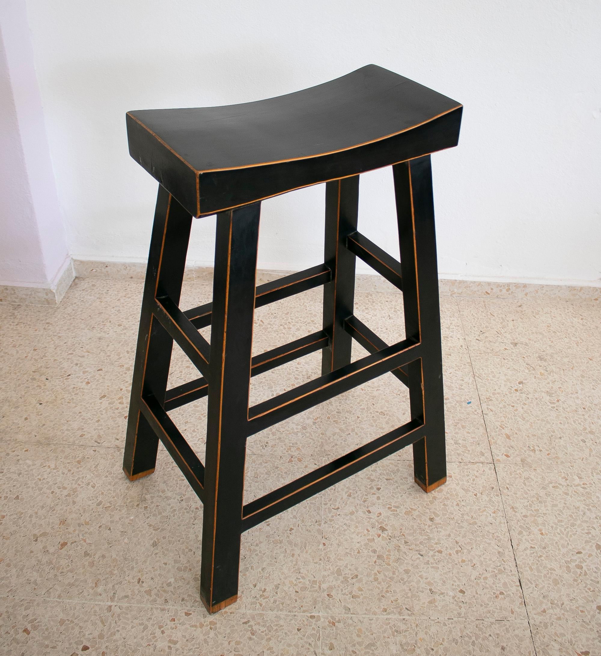 Ess Set De Taburetes De Madera De Estilo Oriental Lacadas En Negro Aos 1990 im Angebot 2