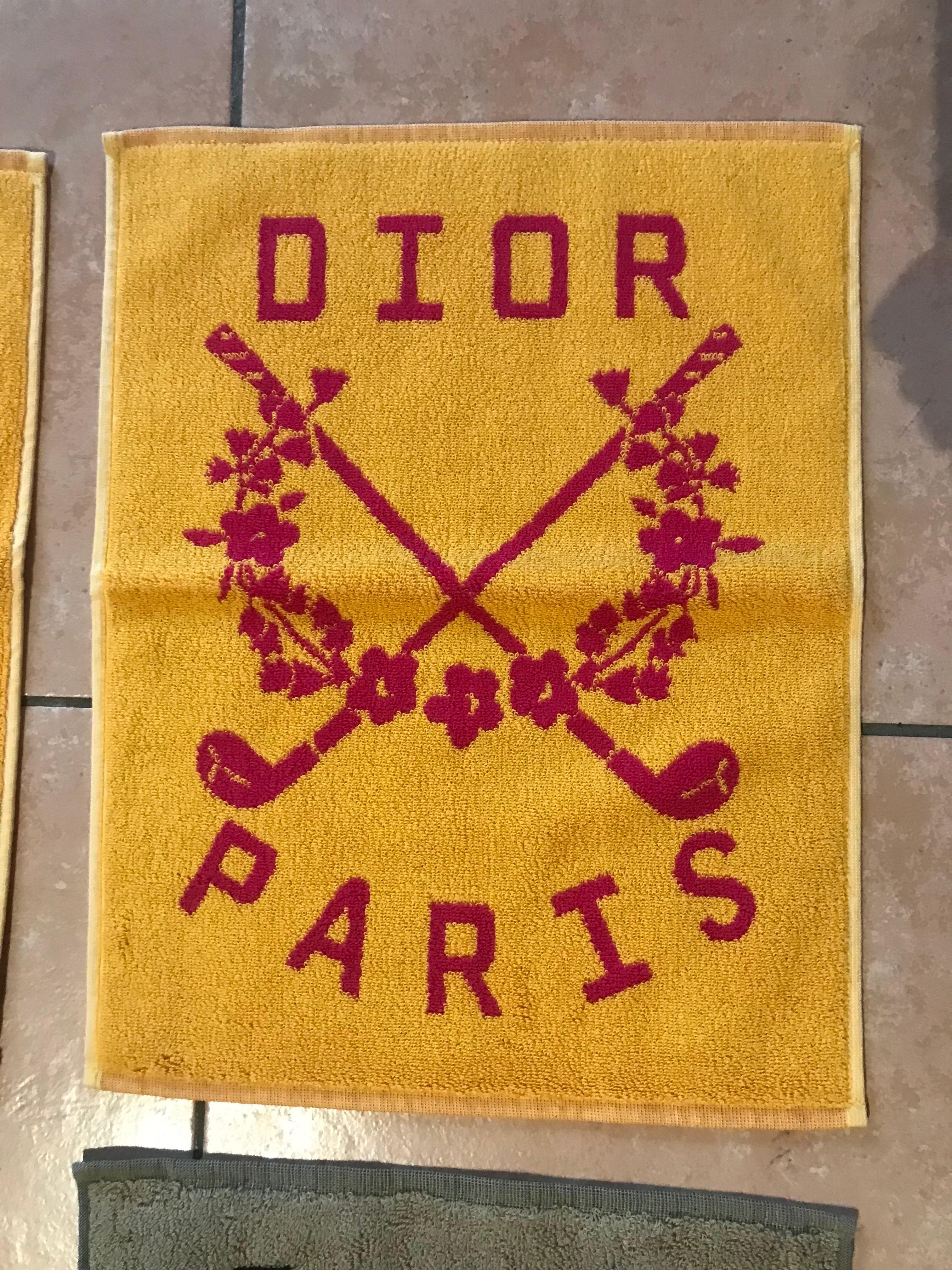 Très bel ensemble de 4 serviettes invités de la maison Dior collection golf. Neu jamais utilisées. Hauteur 43 largeur 34.