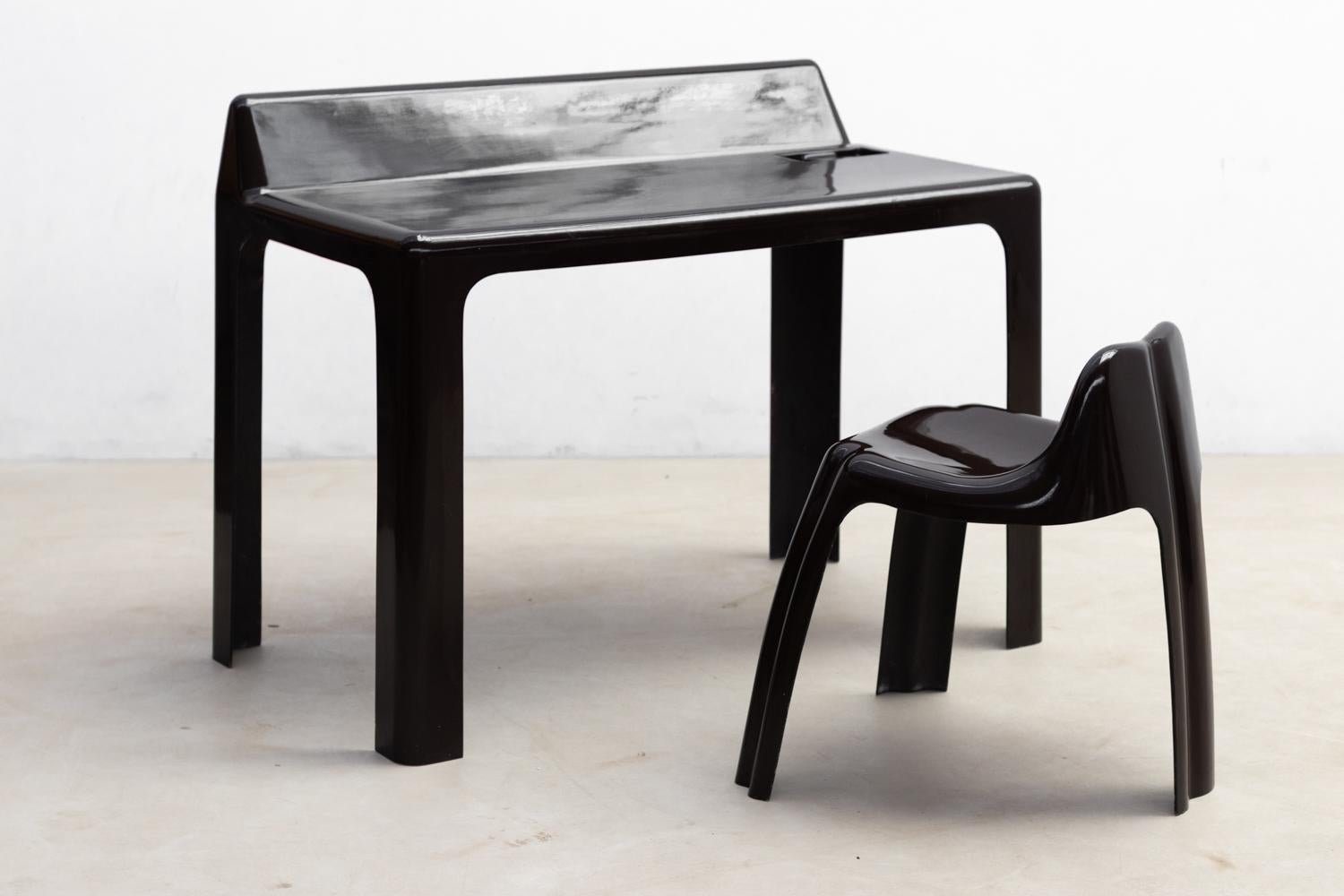 Ensemble bureau et chaise : NO AGE Design/One, 1970

Ce bureau en fibre de verre laqué brun, associé à une chaise assortie, incarne le style emblématique de l'ère spatiale. Conçue par Patrick Gingembre pour Paulus Edition, elle reflète l'esprit