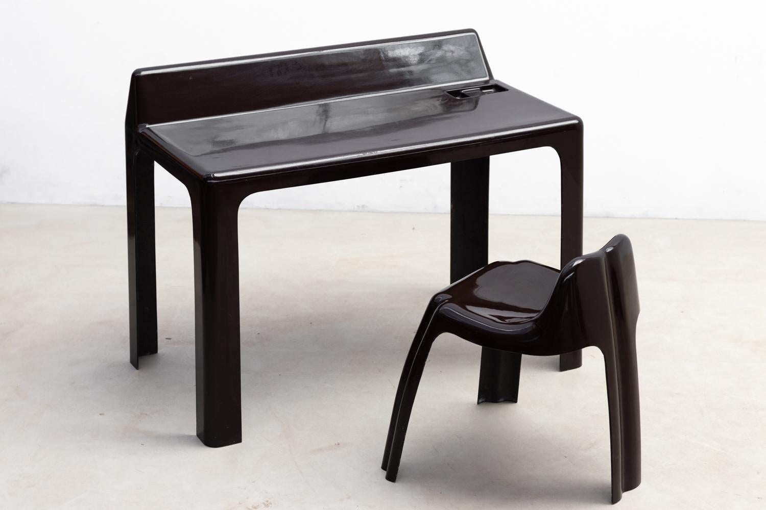 Fiberglass Set desk & chair in fiberglass by Patrick Gingembre, 1970s For Sale