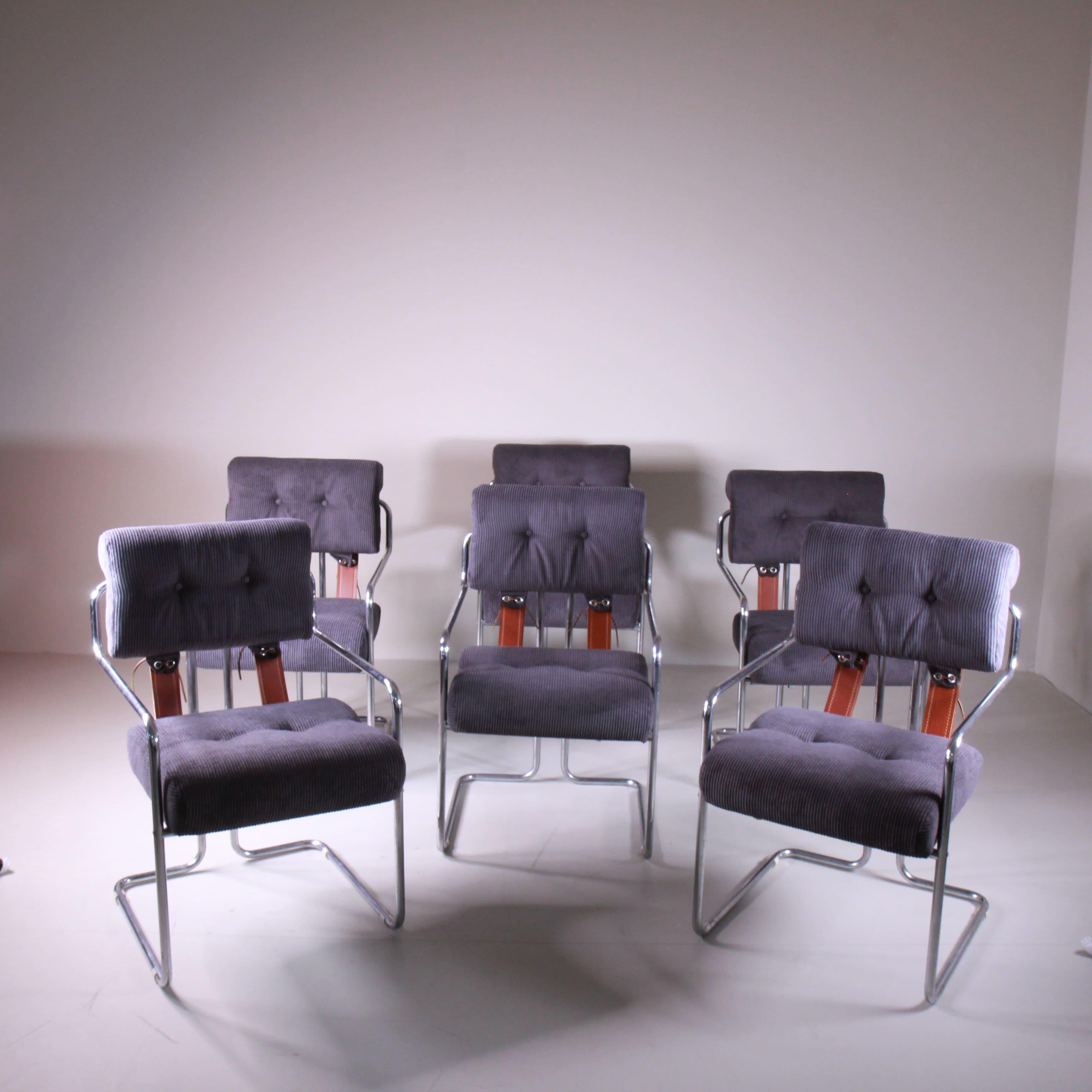 Le poltroncine Tucroma, disegnate da Guido Faleschini, rappresentano un esempio straordinario di design moderno degli anni '70. Diese Poltroncine zeichnen sich durch eine Struktur aus verchromtem Holz aus, die in großartigem Kontrast zu den in