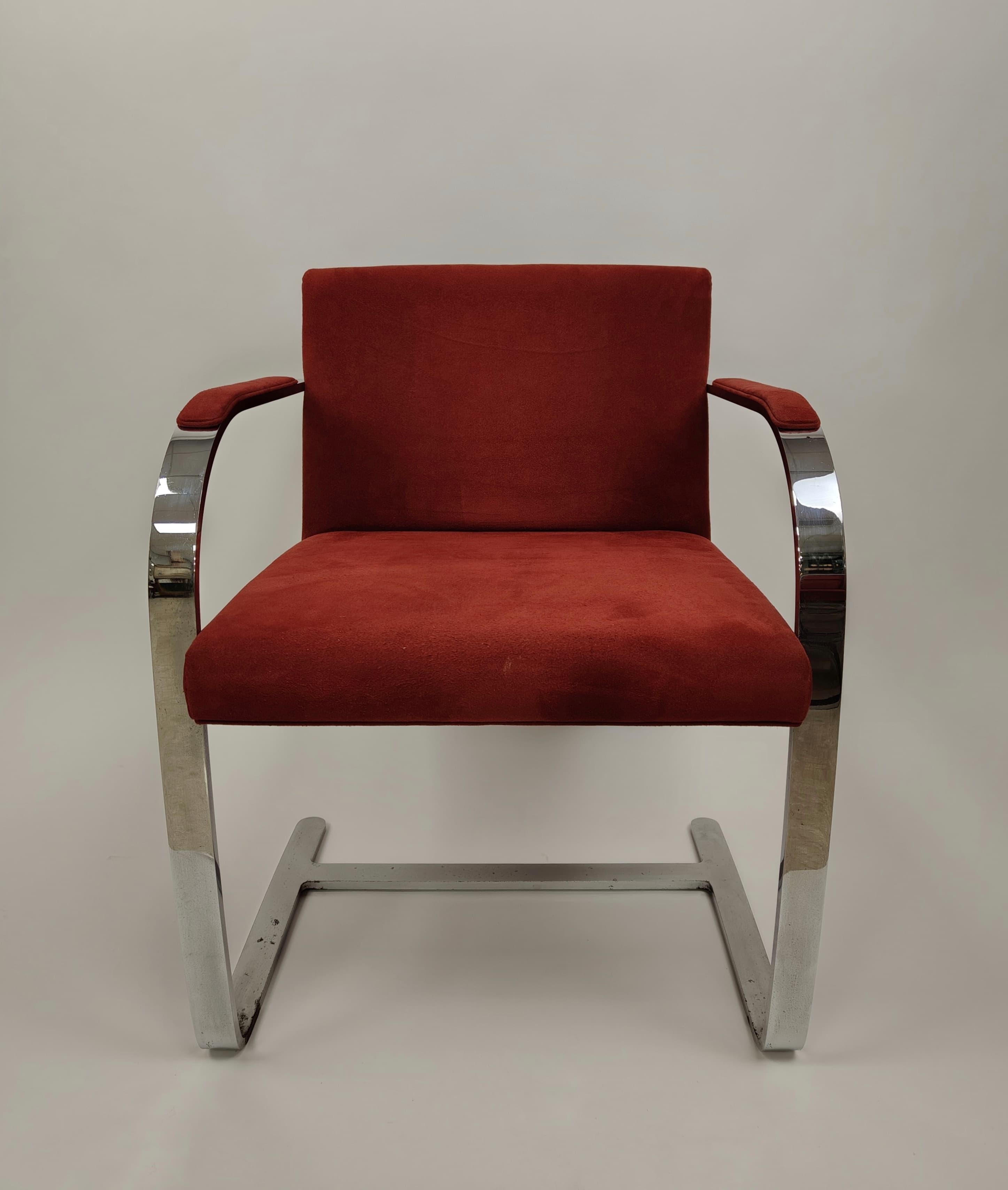 La chaise Brno Chair Flat Bar est une chaise créée par Mies Vas der Rohe, un designer allemand qui a changé l'histoire du design du XXe siècle. L'objet a été conçu en 1930 à Brno (République tchèque), pour meubler la villa Tugendhat, devenant ainsi