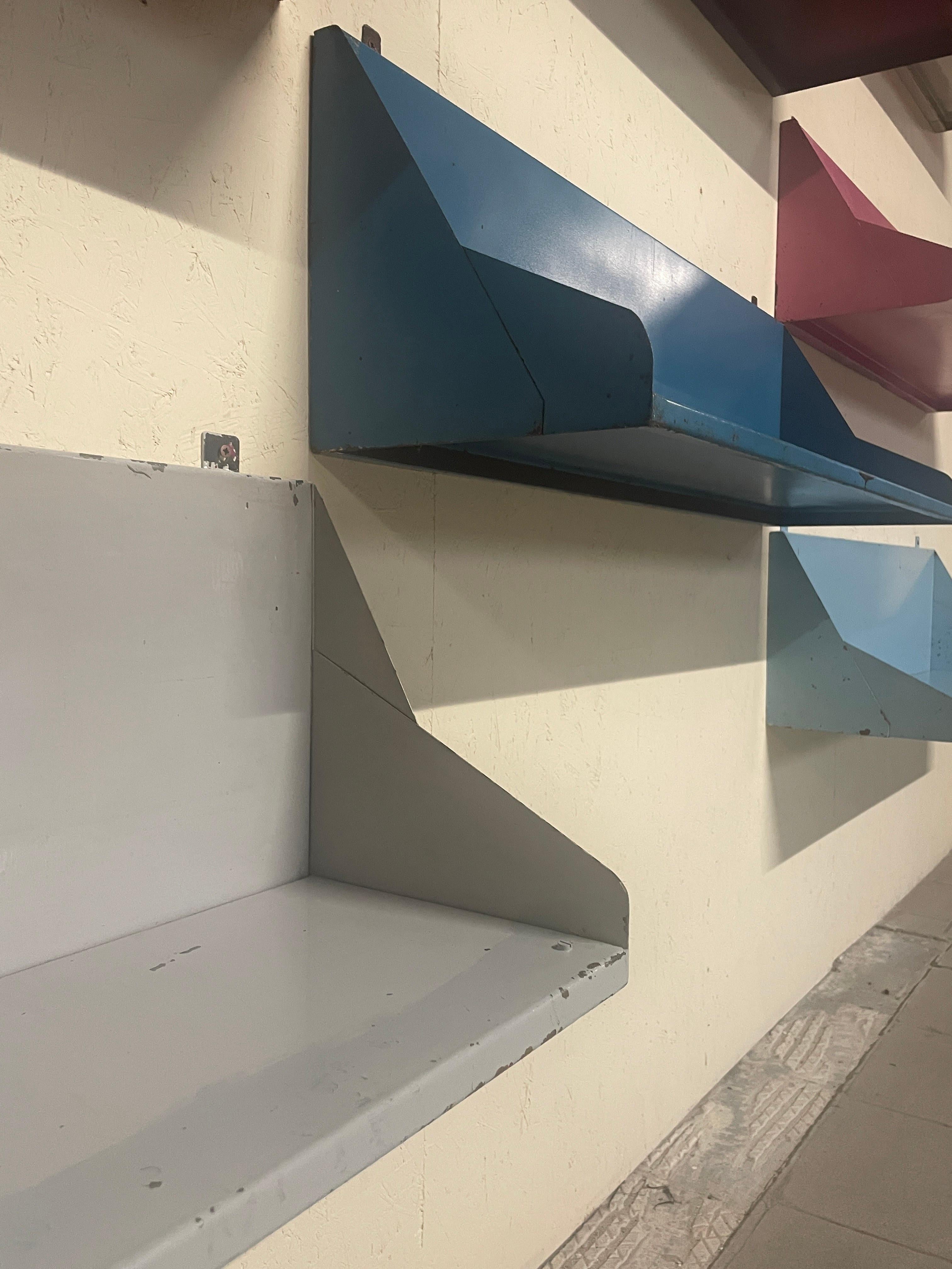 Satz von 11 Regalen aus lackiertem Eisen, 1960er Jahre im Angebot 5