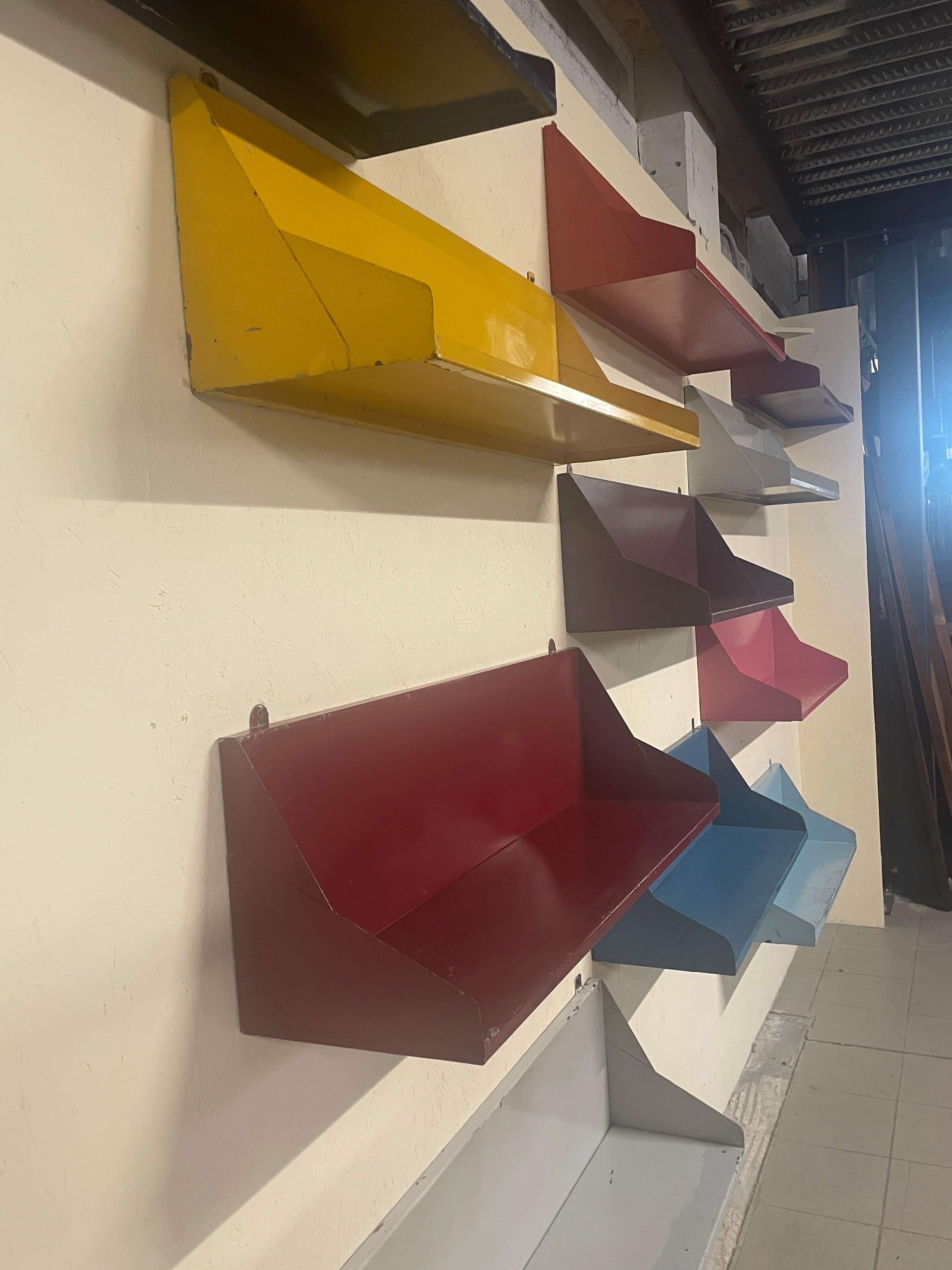 Satz von 11 Regalen aus lackiertem Eisen, 1960er Jahre im Angebot 6