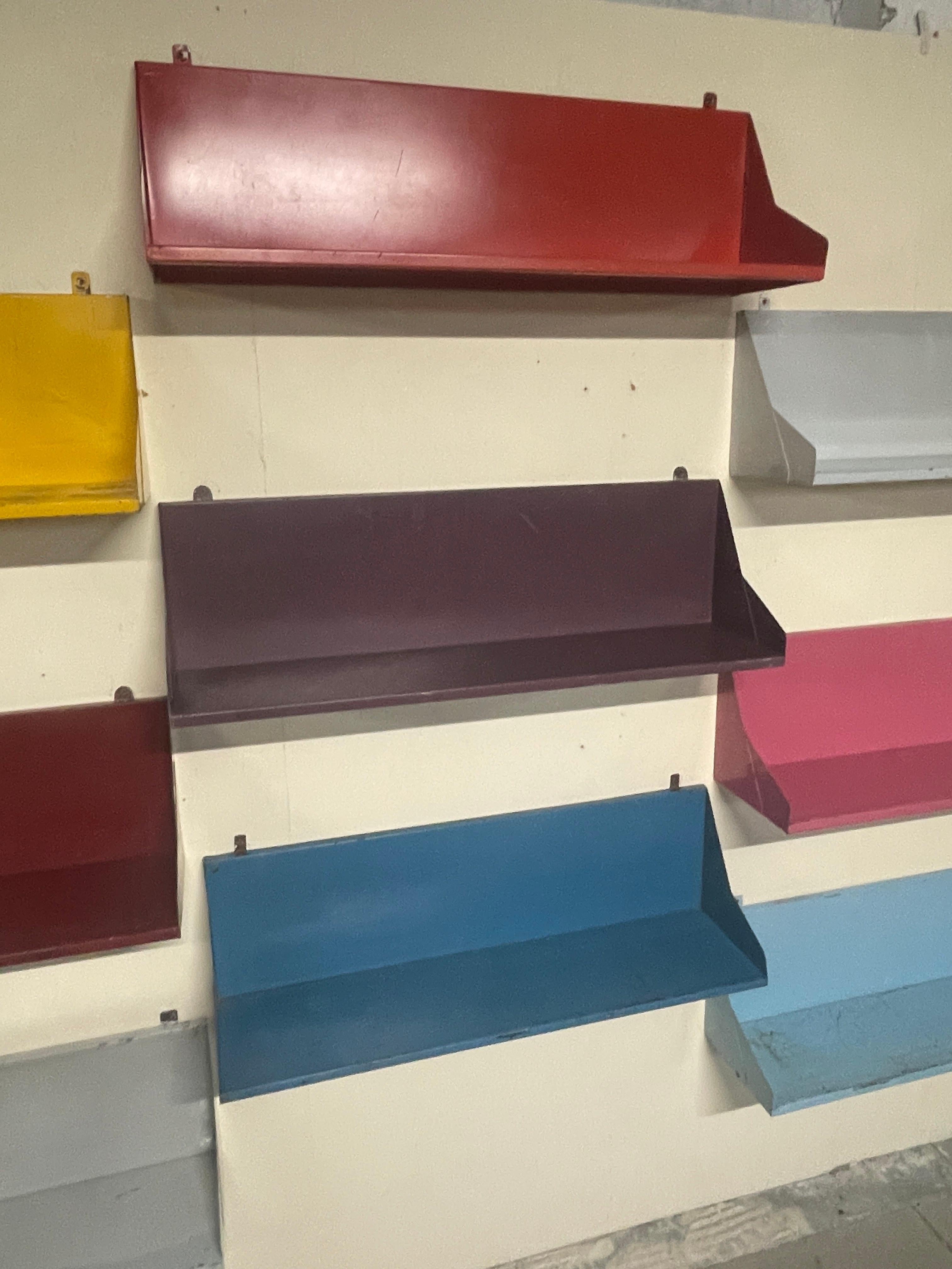 Satz von 11 Regalen aus lackiertem Eisen, 1960er Jahre im Angebot 8