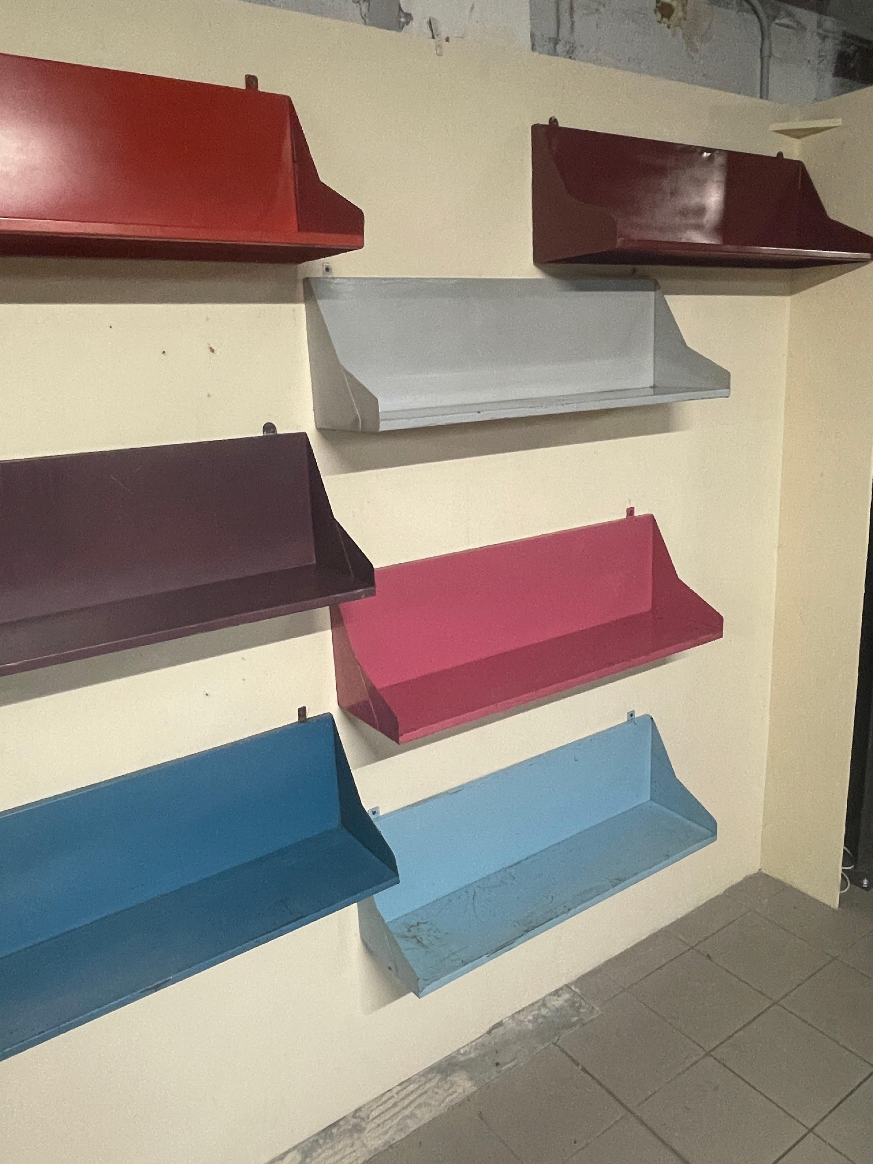 Satz von 11 Regalen aus lackiertem Eisen, 1960er Jahre im Angebot 9