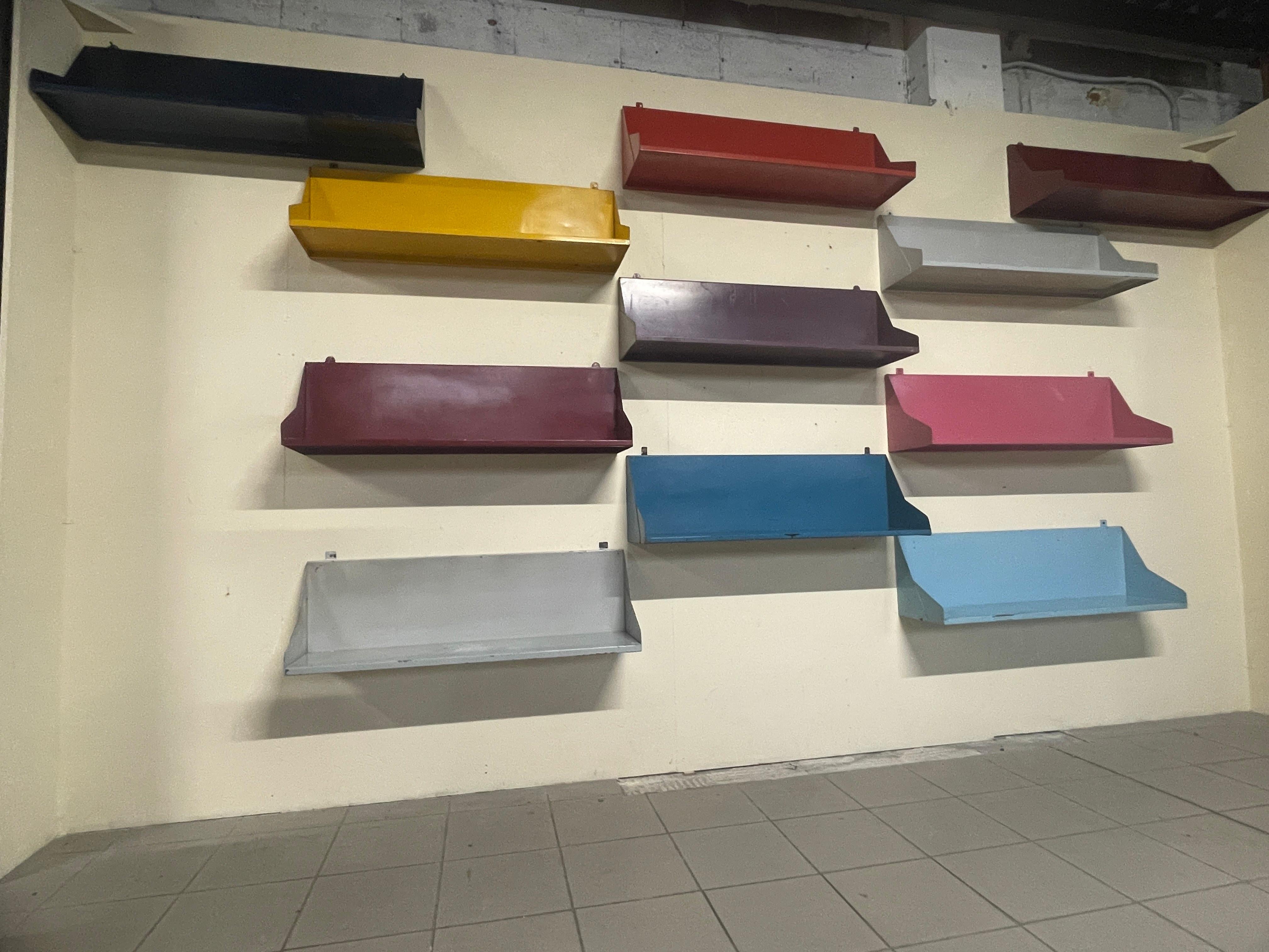 Satz von 11 Regalen aus lackiertem Eisen, 1960er Jahre im Angebot 10