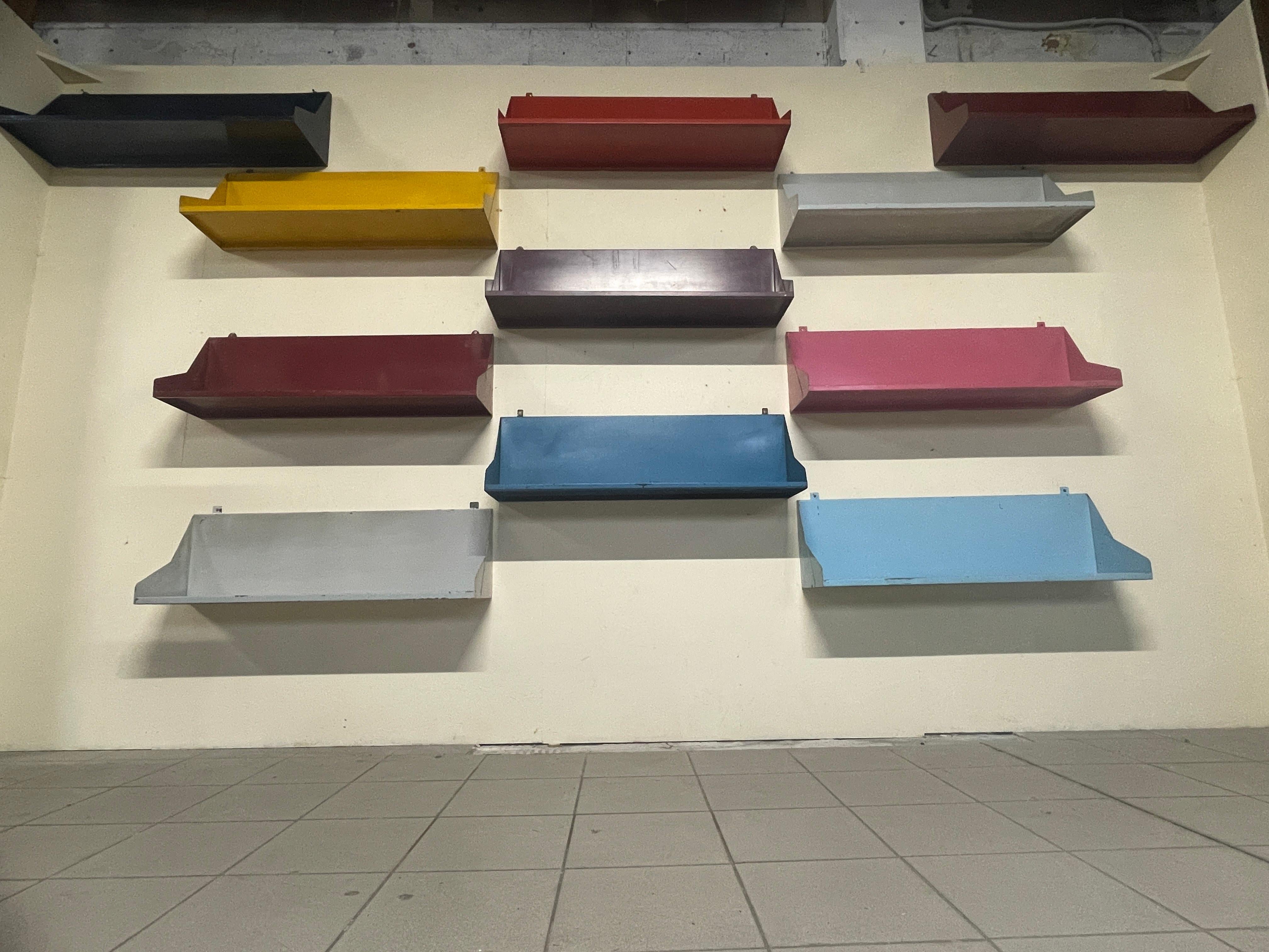 Satz von 11 Regalen aus lackiertem Eisen, 1960er Jahre im Angebot 11