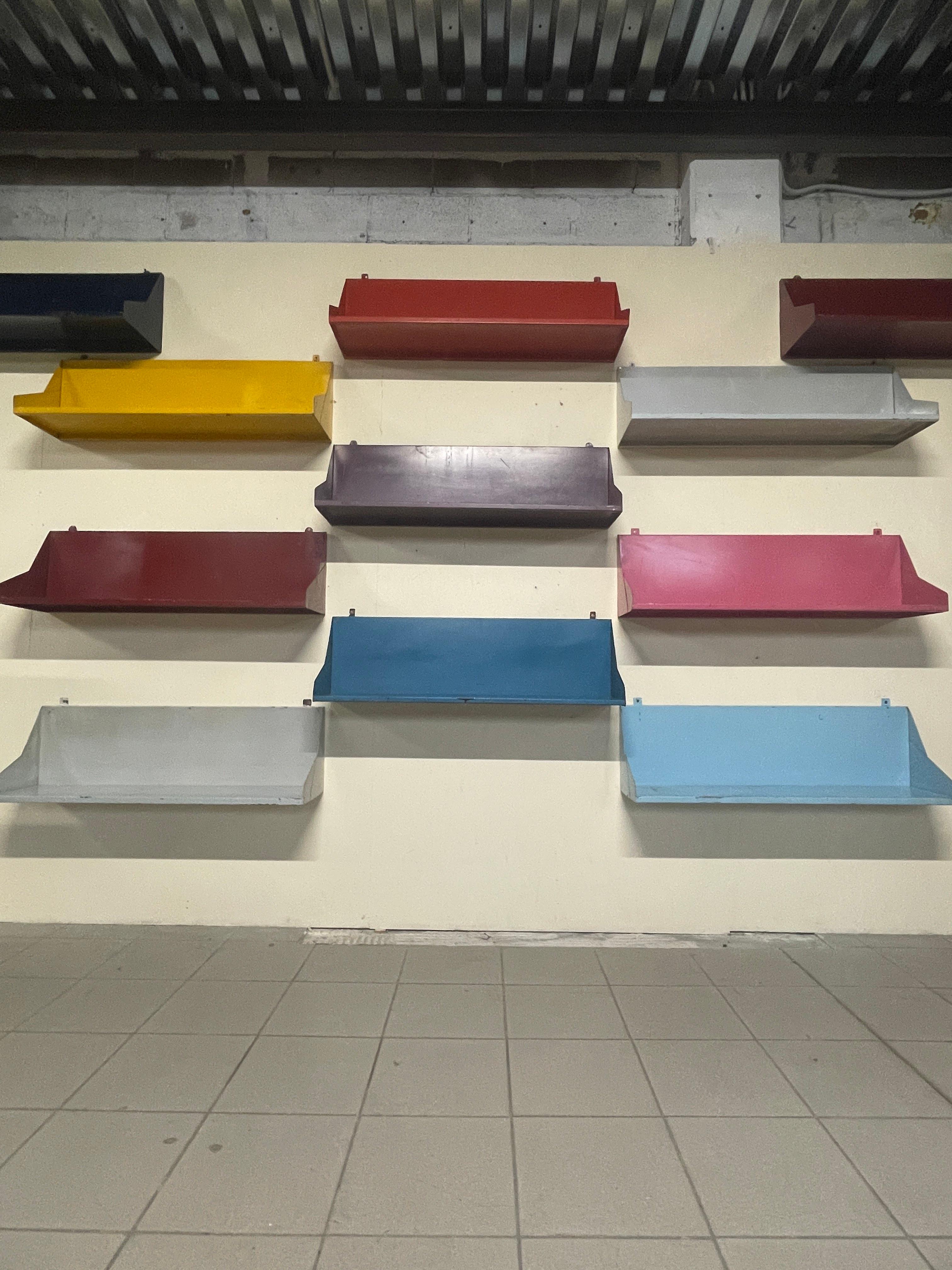 Satz von 11 Regalen aus lackiertem Eisen, 1960er Jahre im Angebot 12