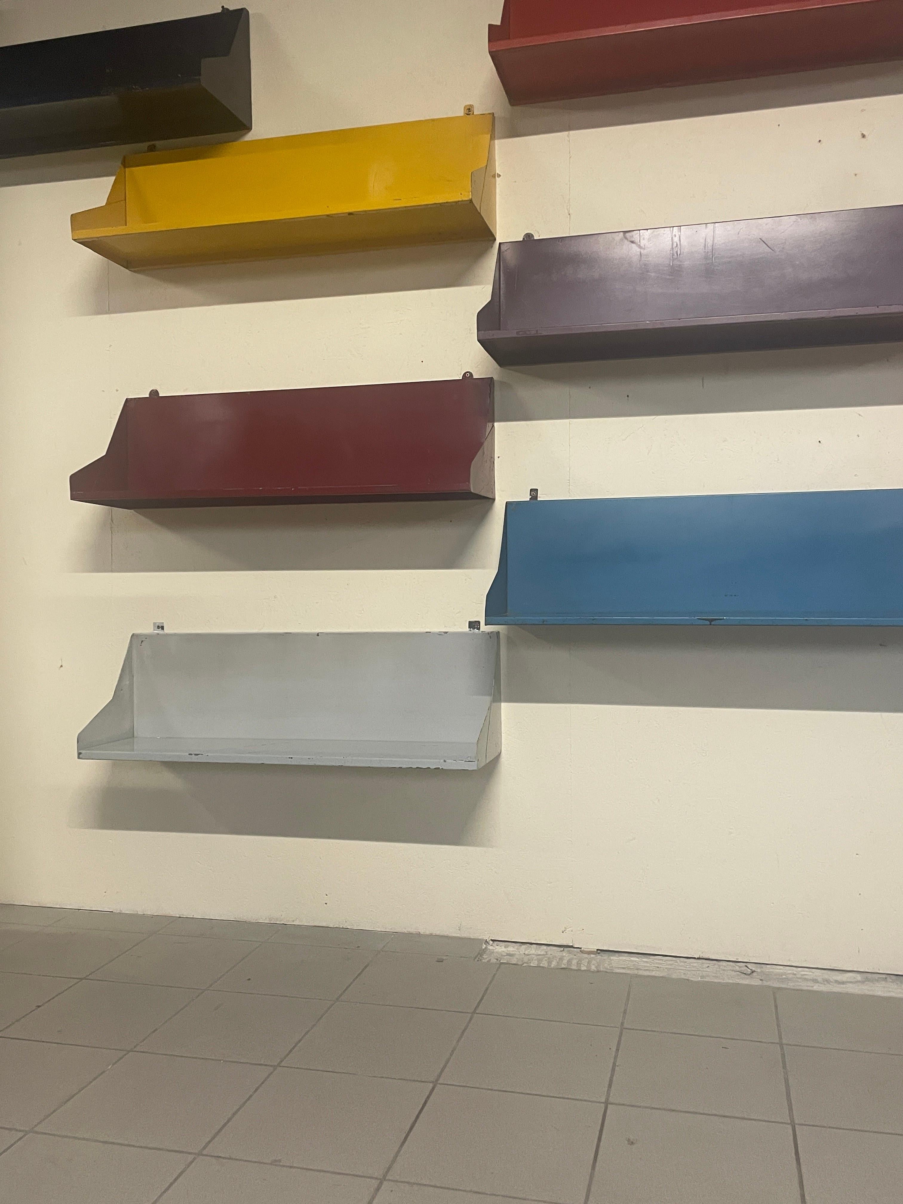 Satz von 11 Regalen aus lackiertem Eisen, 1960er Jahre im Angebot 13