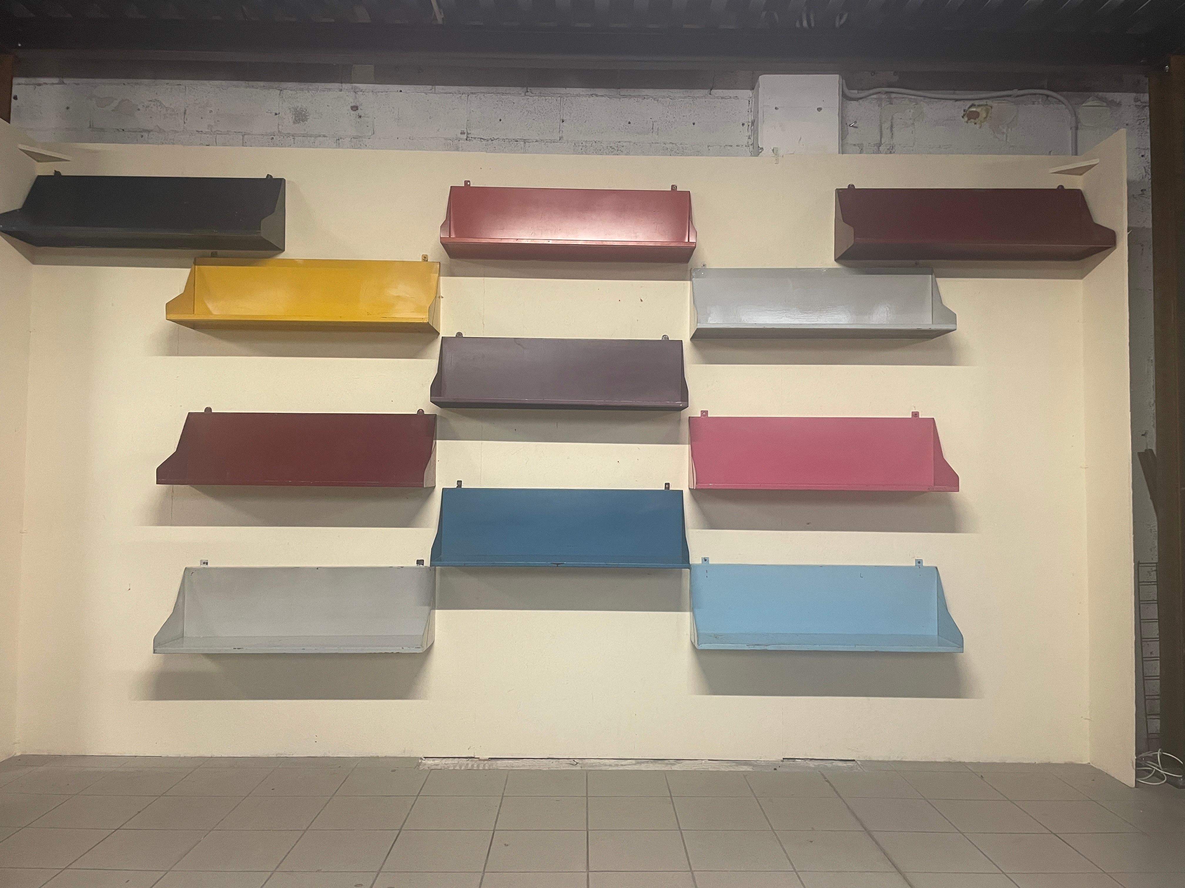 Satz von 11 Regalen aus lackiertem Eisen, 1960er Jahre (Moderne der Mitte des Jahrhunderts) im Angebot