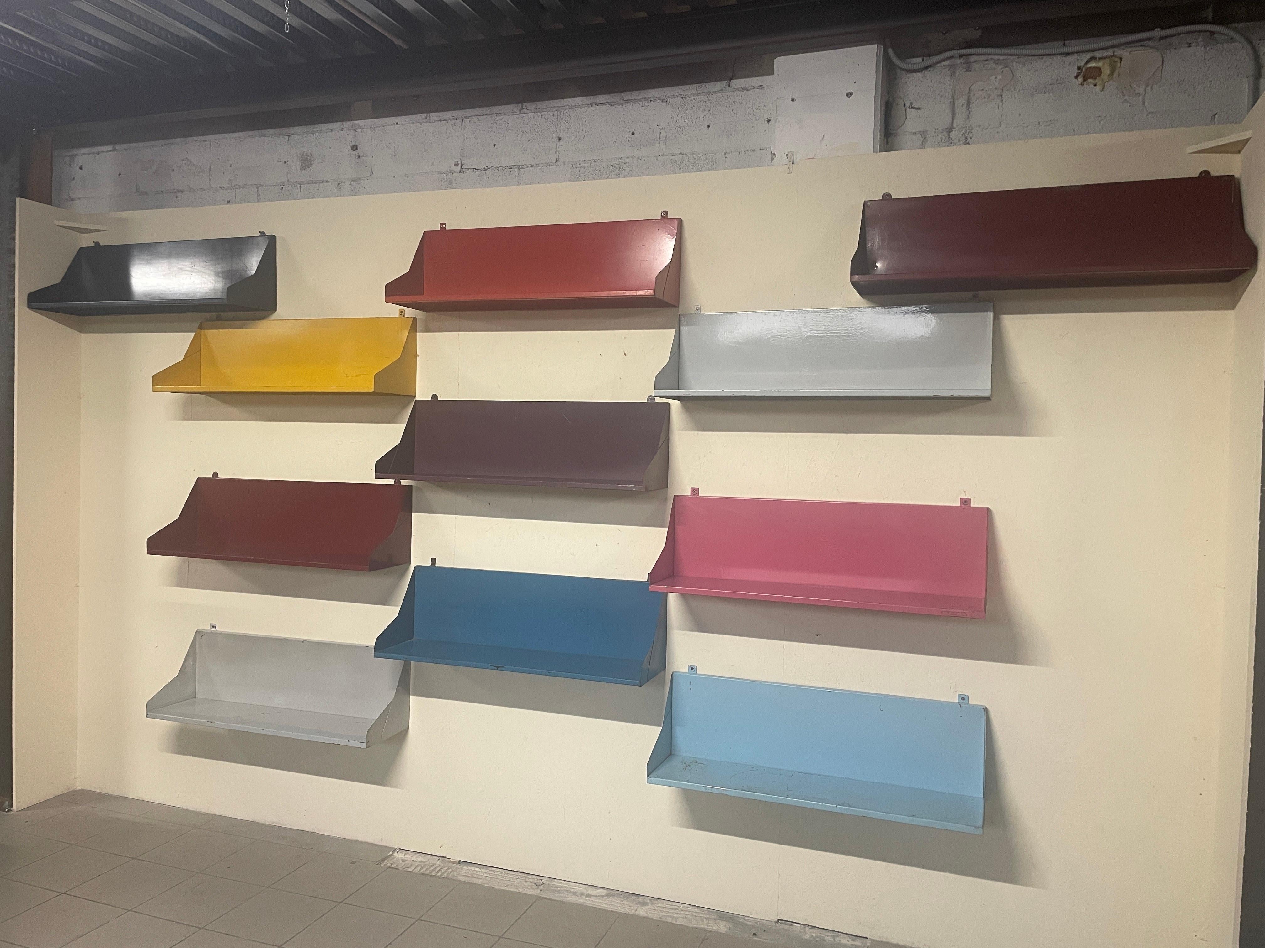 Satz von 11 Regalen aus lackiertem Eisen, 1960er Jahre (Italian) im Angebot