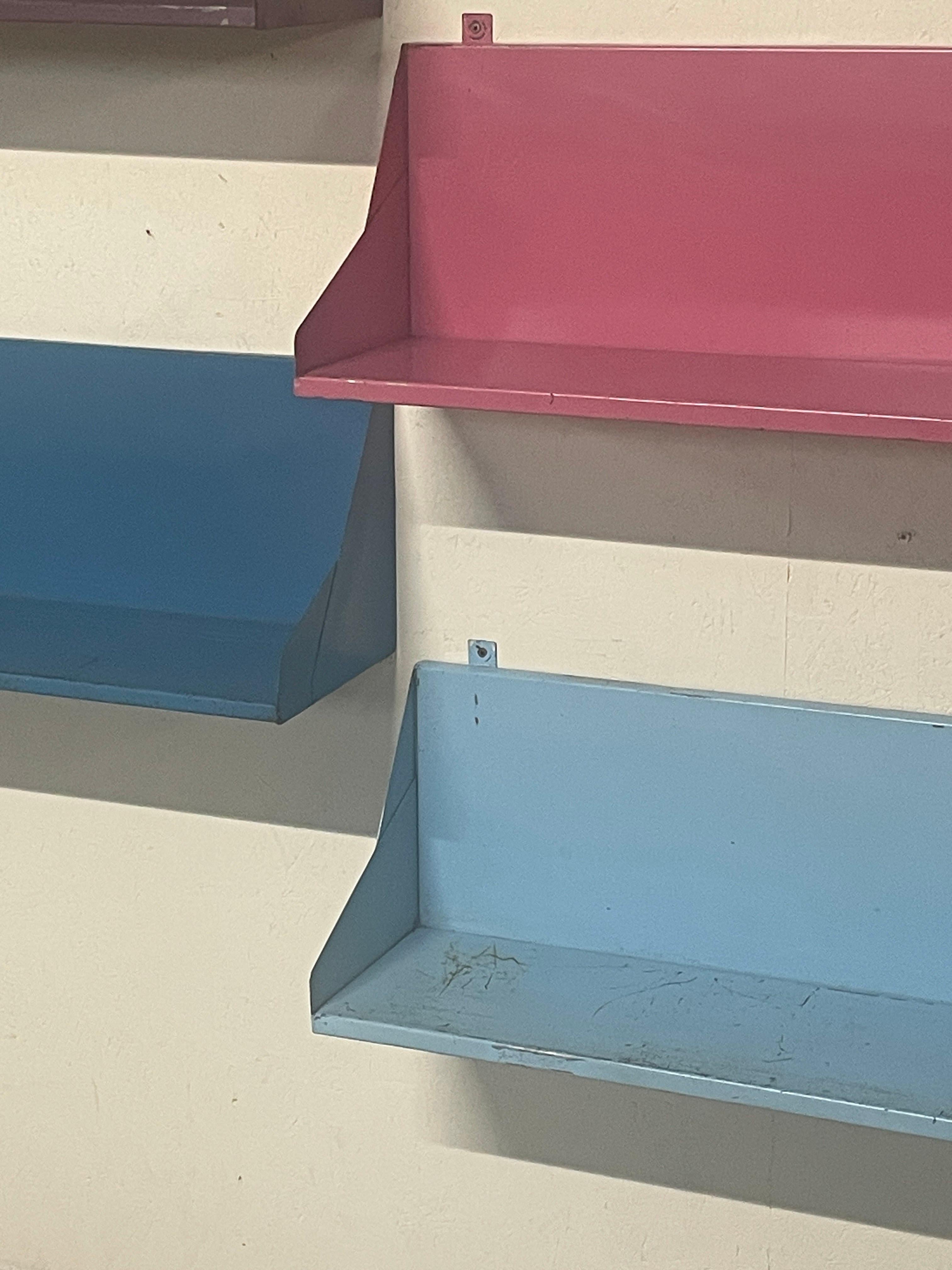 Satz von 11 Regalen aus lackiertem Eisen, 1960er Jahre im Zustand „Gut“ im Angebot in SAN PIETRO MOSEZZO, NO