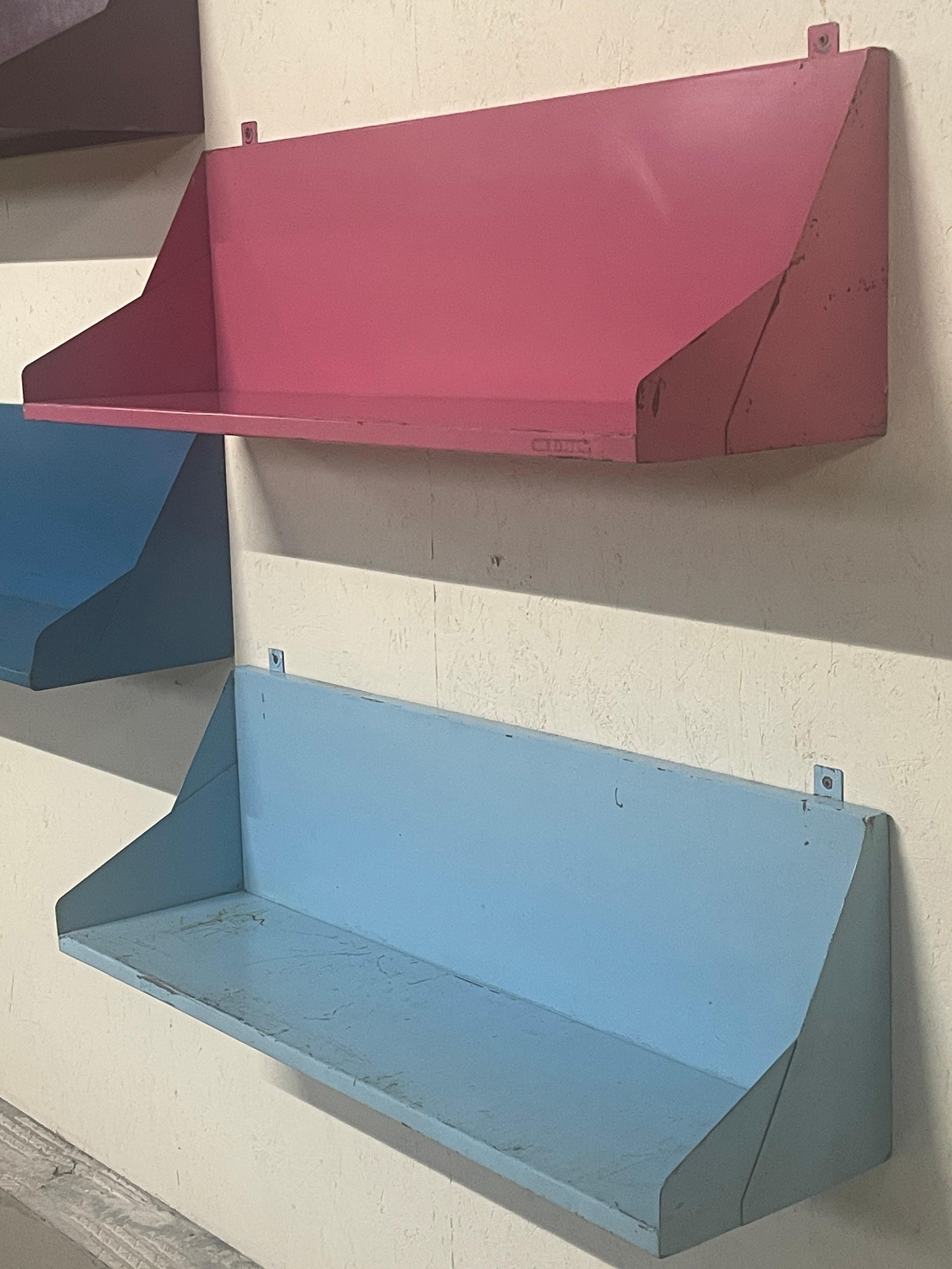 Satz von 11 Regalen aus lackiertem Eisen, 1960er Jahre (Mid-20th Century) im Angebot