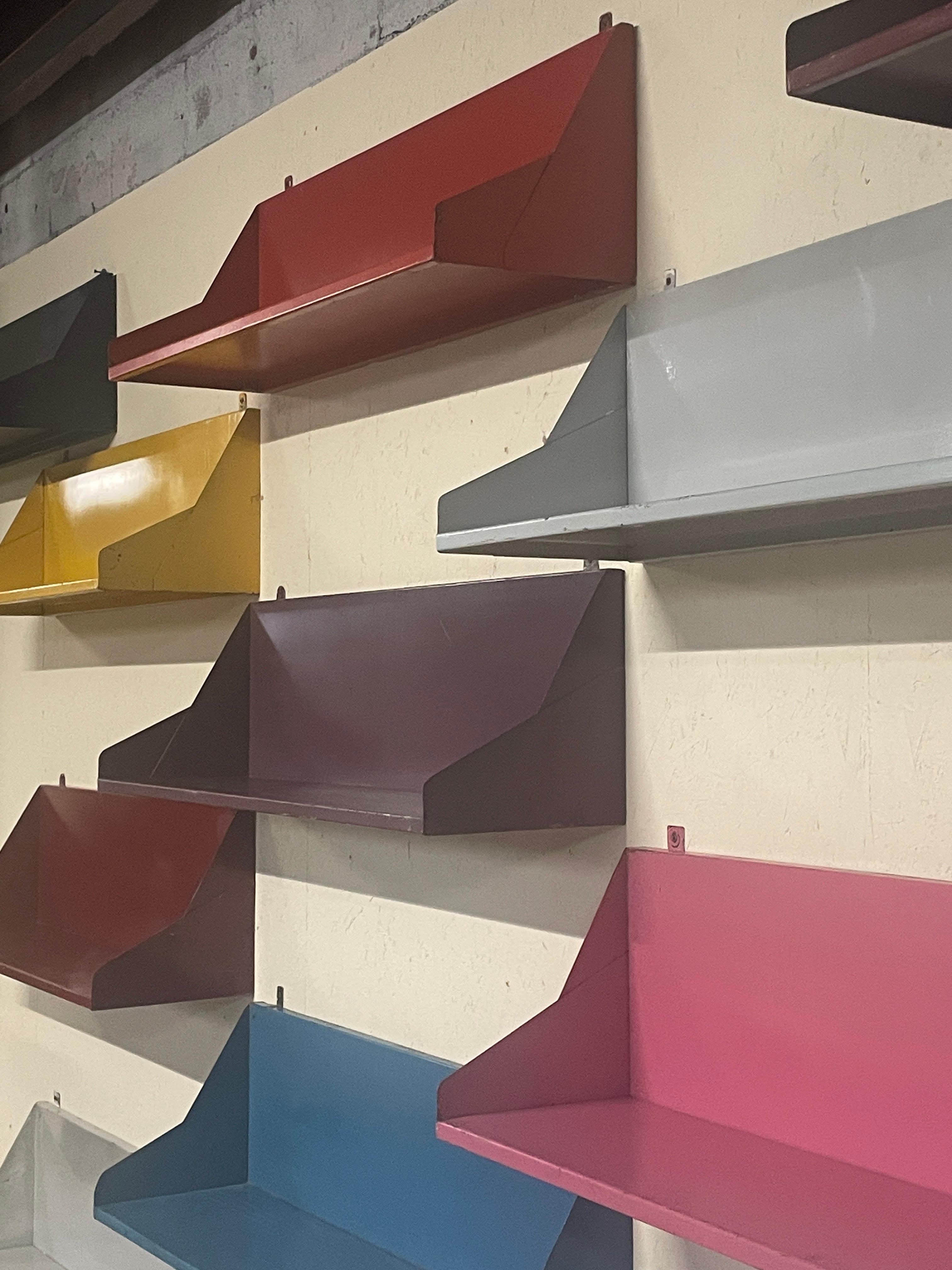 Satz von 11 Regalen aus lackiertem Eisen, 1960er Jahre im Angebot 1