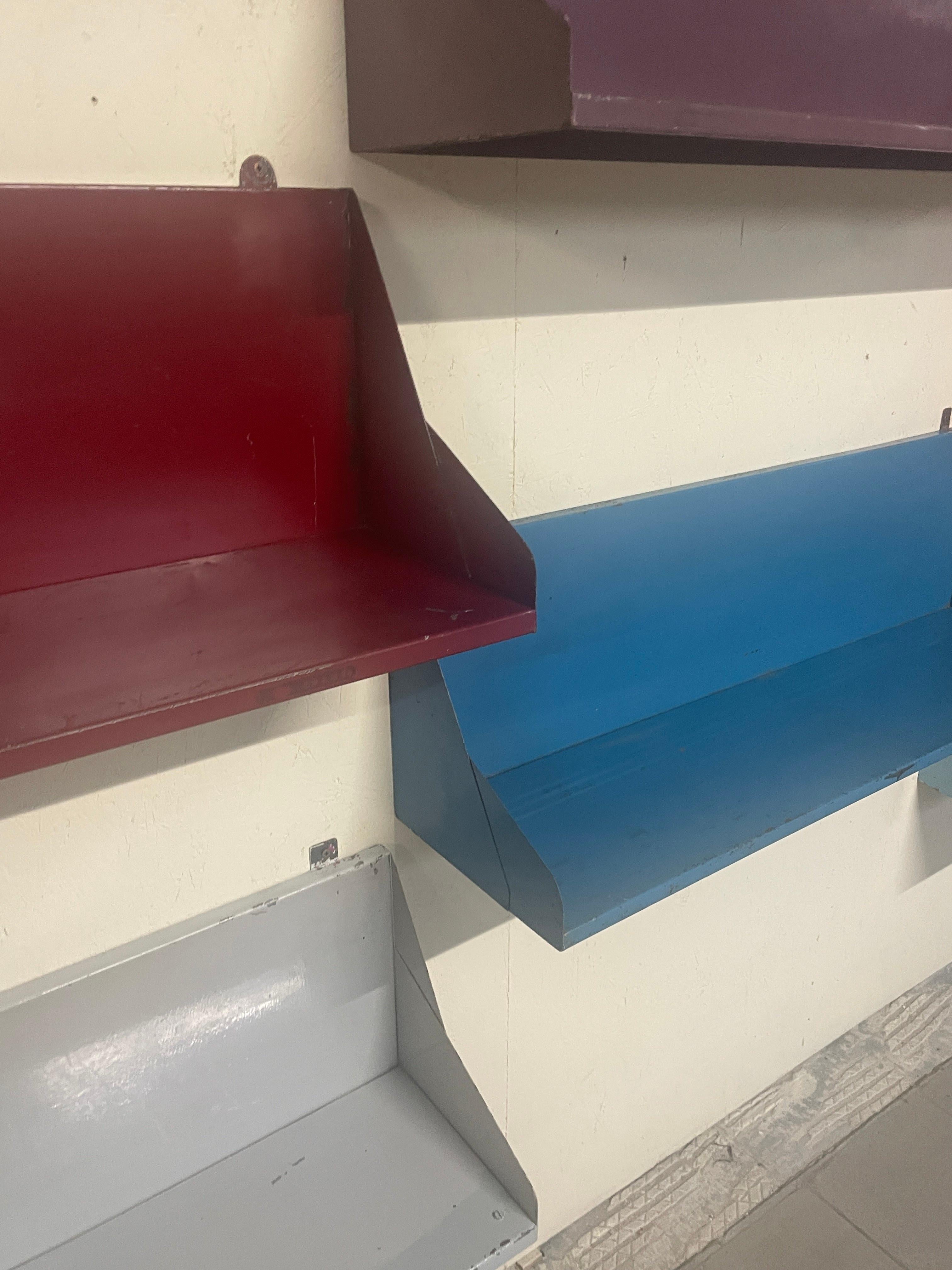 Satz von 11 Regalen aus lackiertem Eisen, 1960er Jahre im Angebot 2