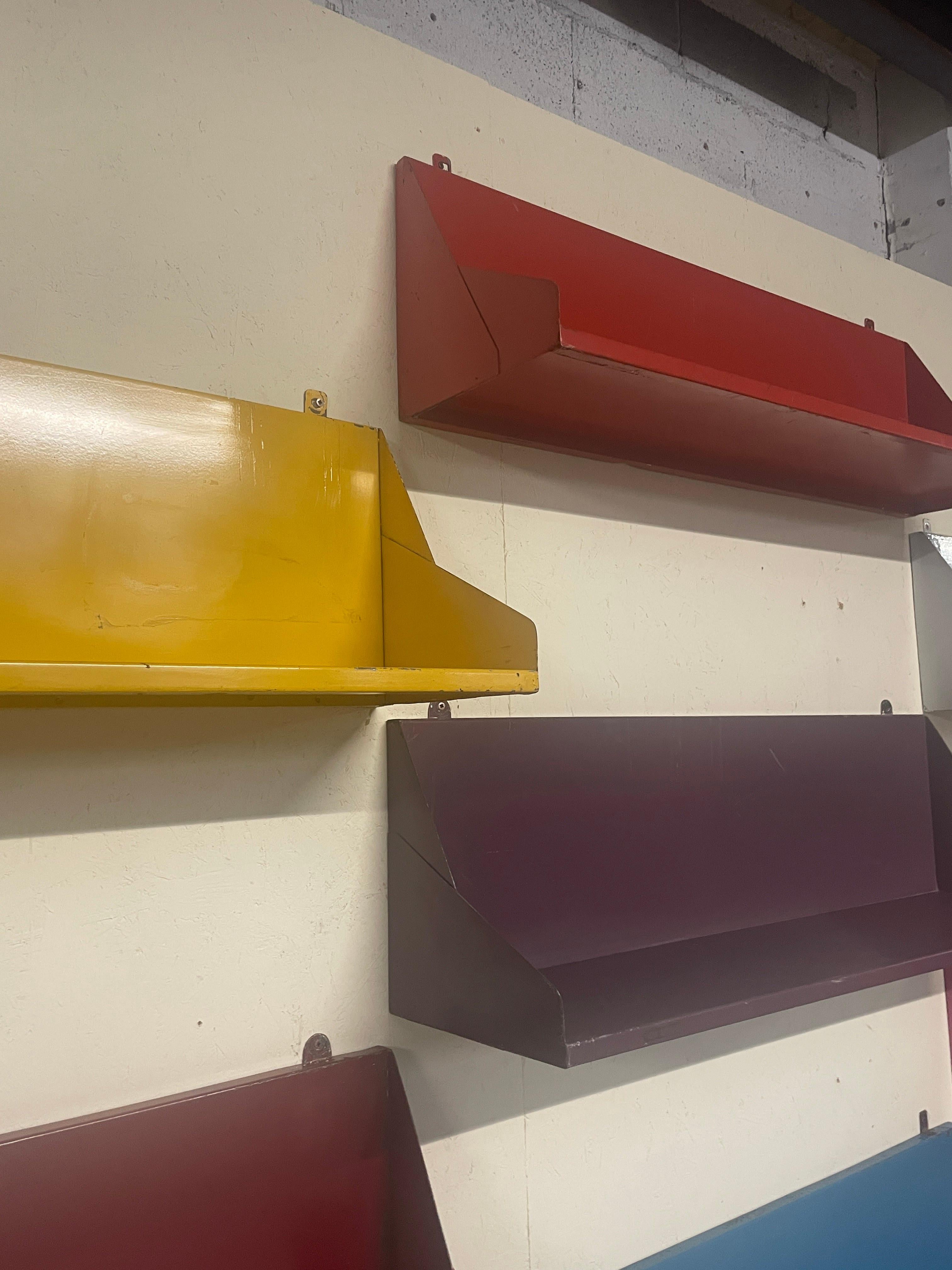 Satz von 11 Regalen aus lackiertem Eisen, 1960er Jahre im Angebot 3