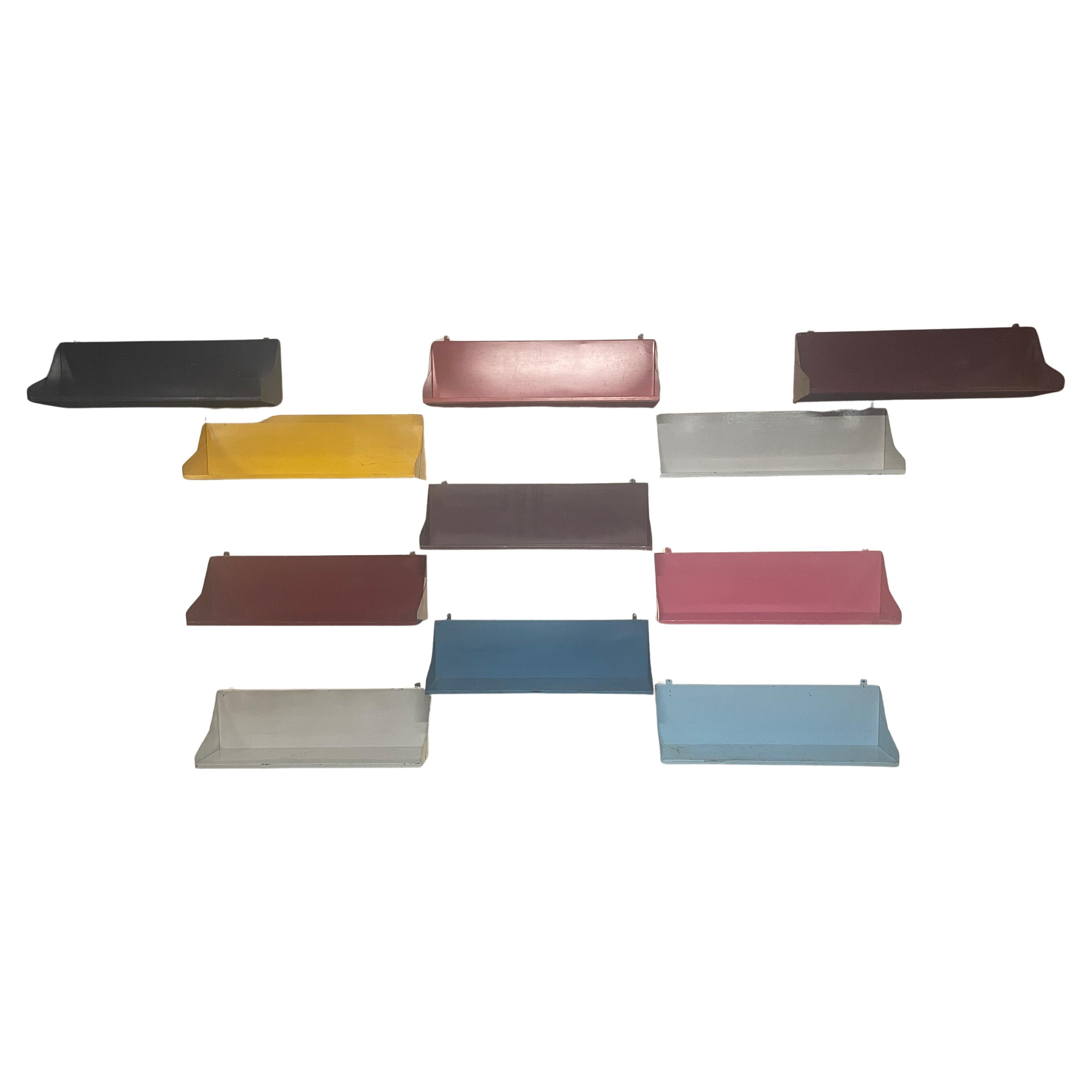 Ensemble de 11 étagères en fer laqué, 1960