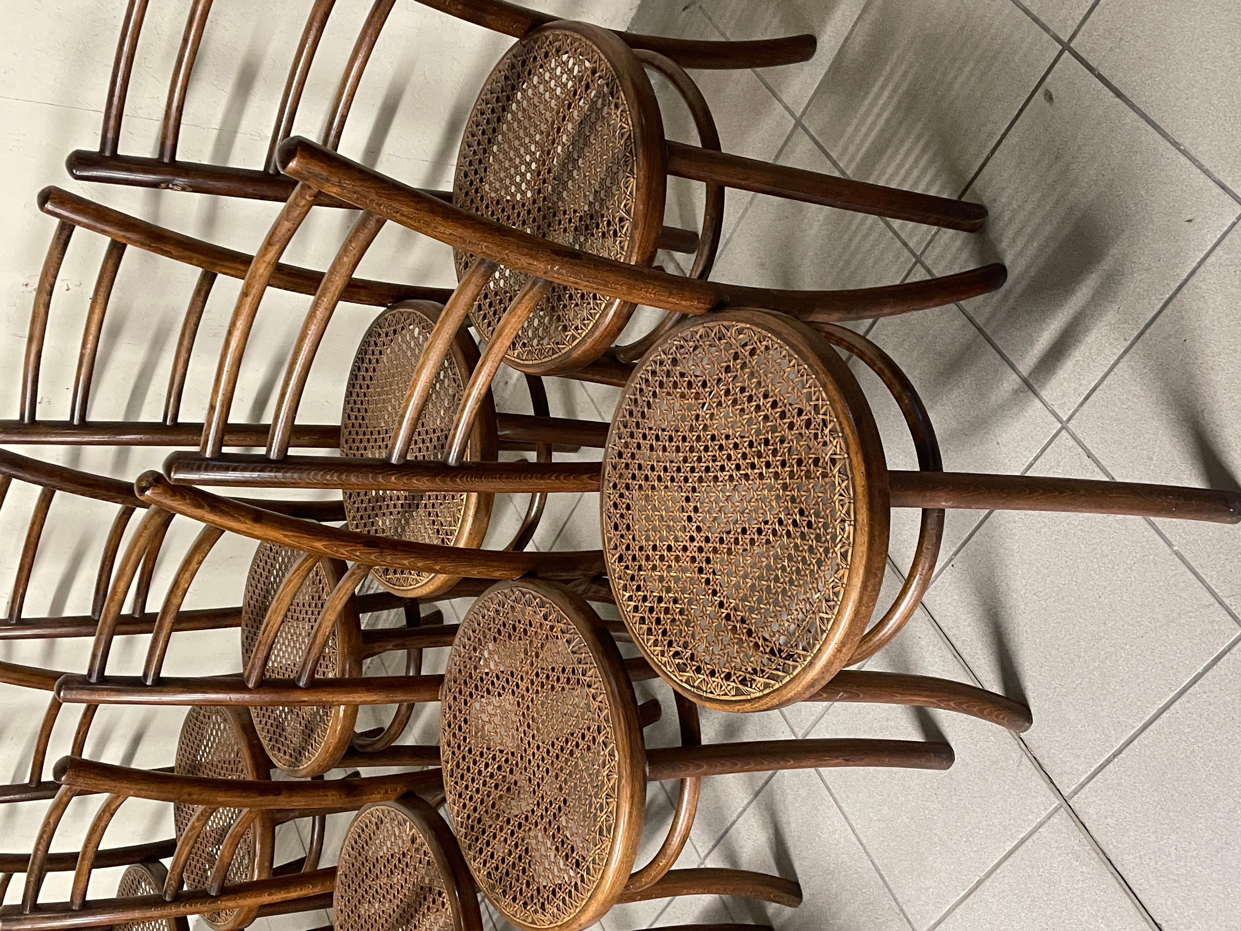 Satz von 11 Stühlen aus italienischer Produktion des späten 19 (Stroh) im Angebot