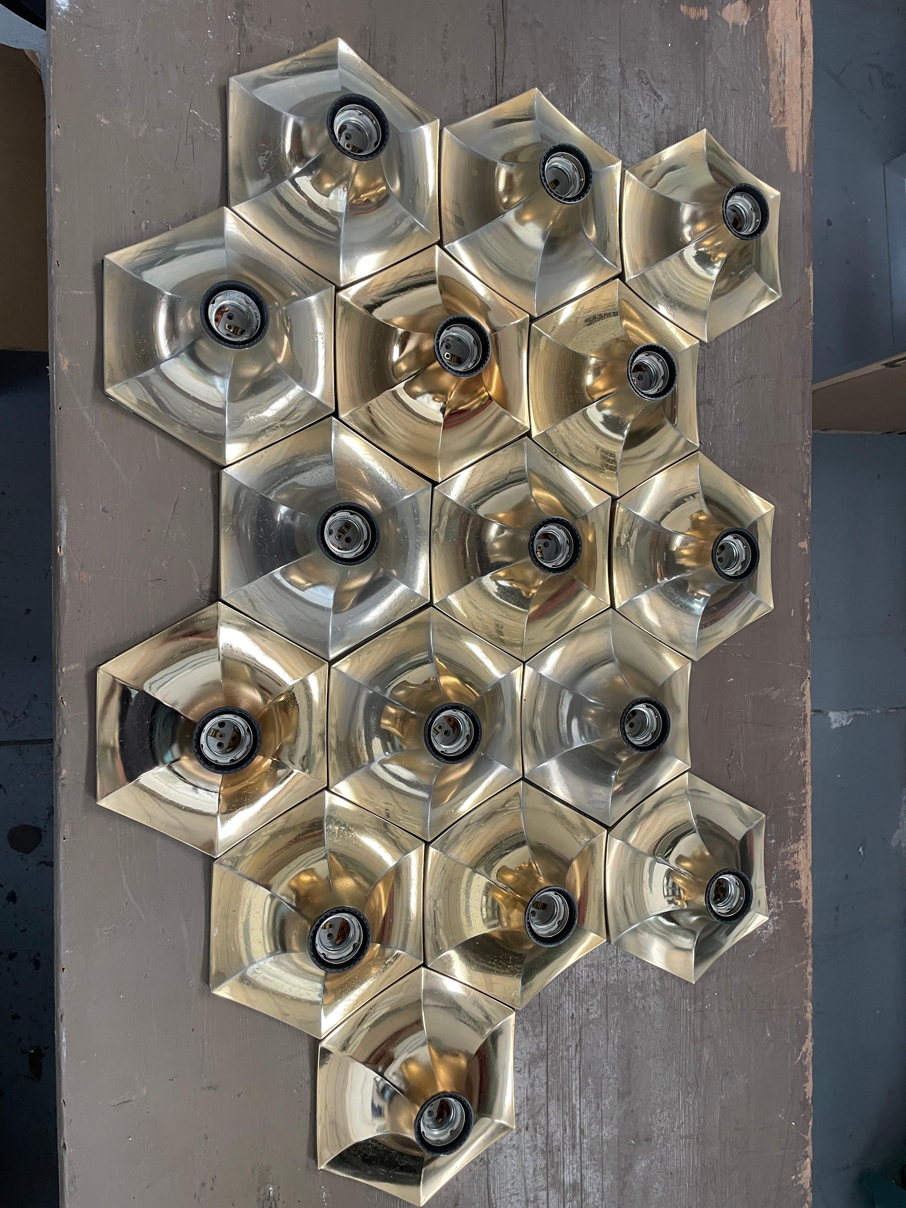 Gruppo di 16 applique da parete o da soffitto, Cloe mod. 508, prodotte da Fosnova (Italia) negli anni '70.

La base è in plastica nera con un rivestimento a forma di piramide in metallo cromato colore oro.

Grazie alla loro forma trapezoidale è