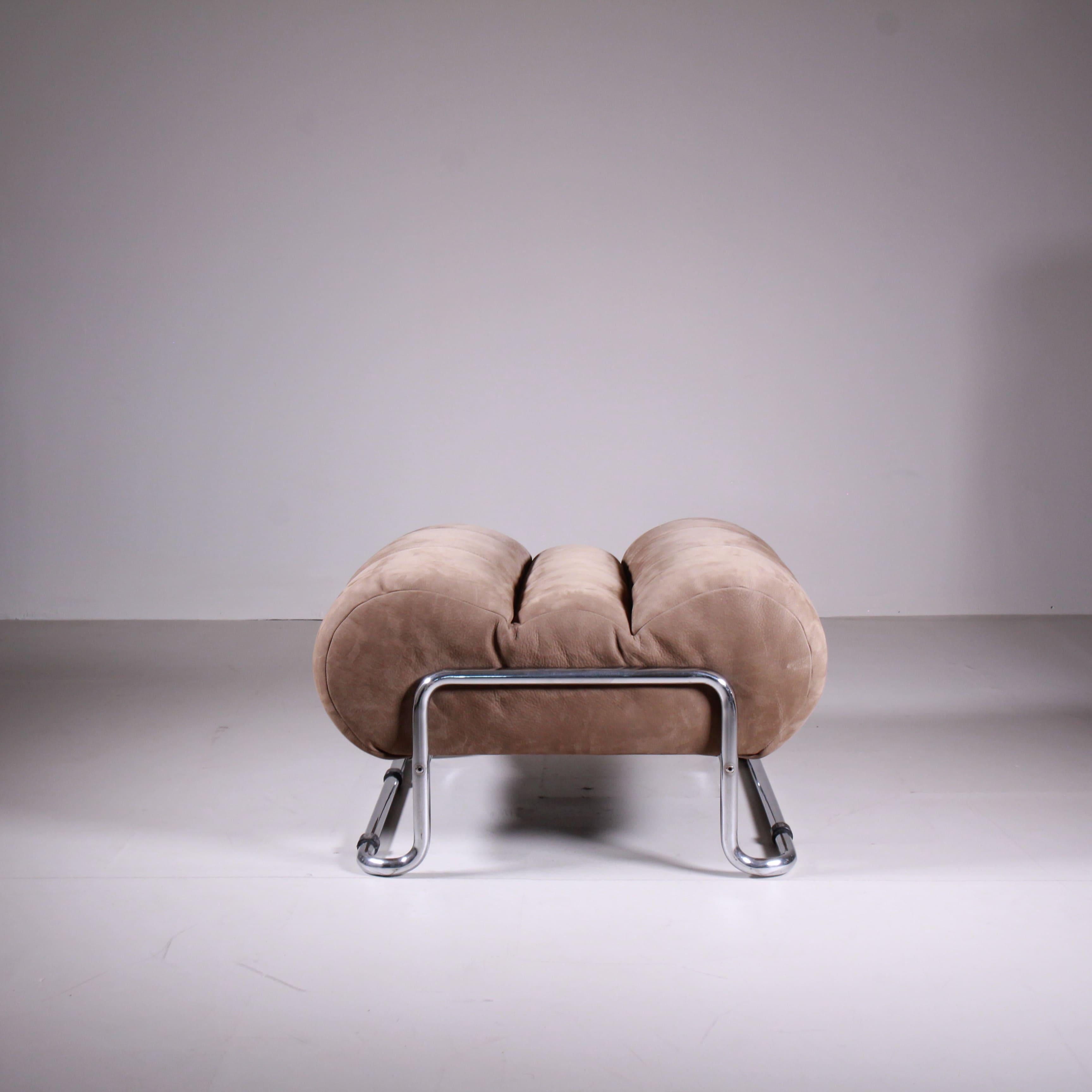 Este conjunto de 2 chaise longue de piel de pecarí, diseñado por Guido Faleschini en los años 70, es un ejemplo perfecto del diseño italiano de la época, caracterizado por la elegancia y la calidad artesanal. Las chaise longues, revestidas de piel