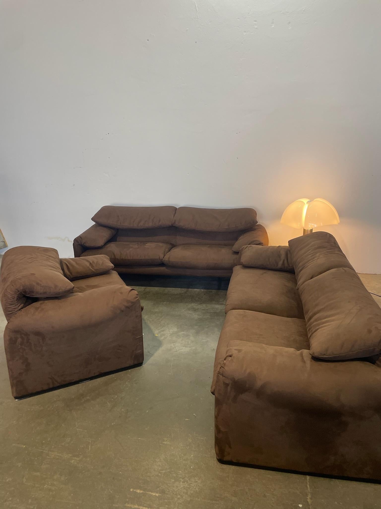 Divani 2 posti: Dimensioni classiche di 168 cm (lunghezza) x 88 cm (profondità) x 71 cm (altezza), con altezza della seduta di circa 38 cm. La struttura è in acciaio tubolare, robusta e resistente, con imbottitura in poliuretano espanso privo di CFC