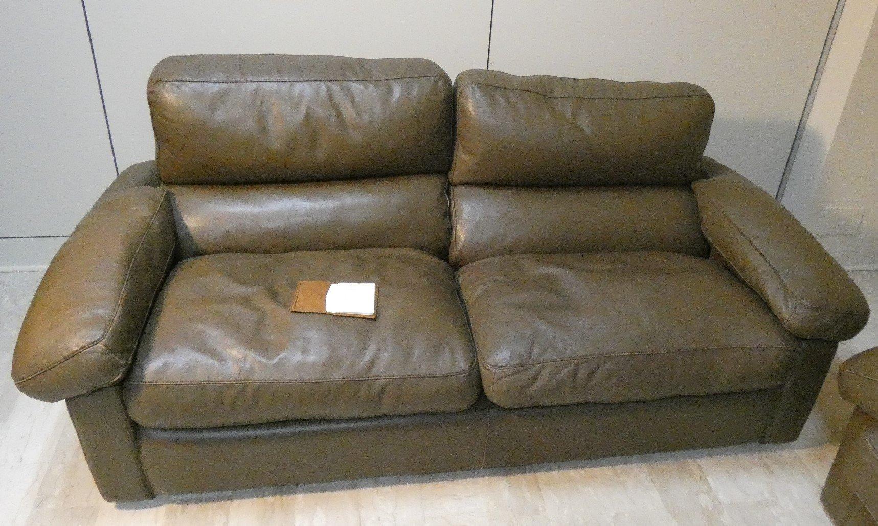 Unverwechselbares Poltrona Frau Petronio Sofa aus der Premium-Kollektion der späten 1970er Jahre.
Dieses bequeme Zweisitzer-Sofa ist mit echten Gänsedaunen gepolstert und mit feinstem Leder bezogen.
Von Hand gebaut...
Kissen aus Gänsedaunen,