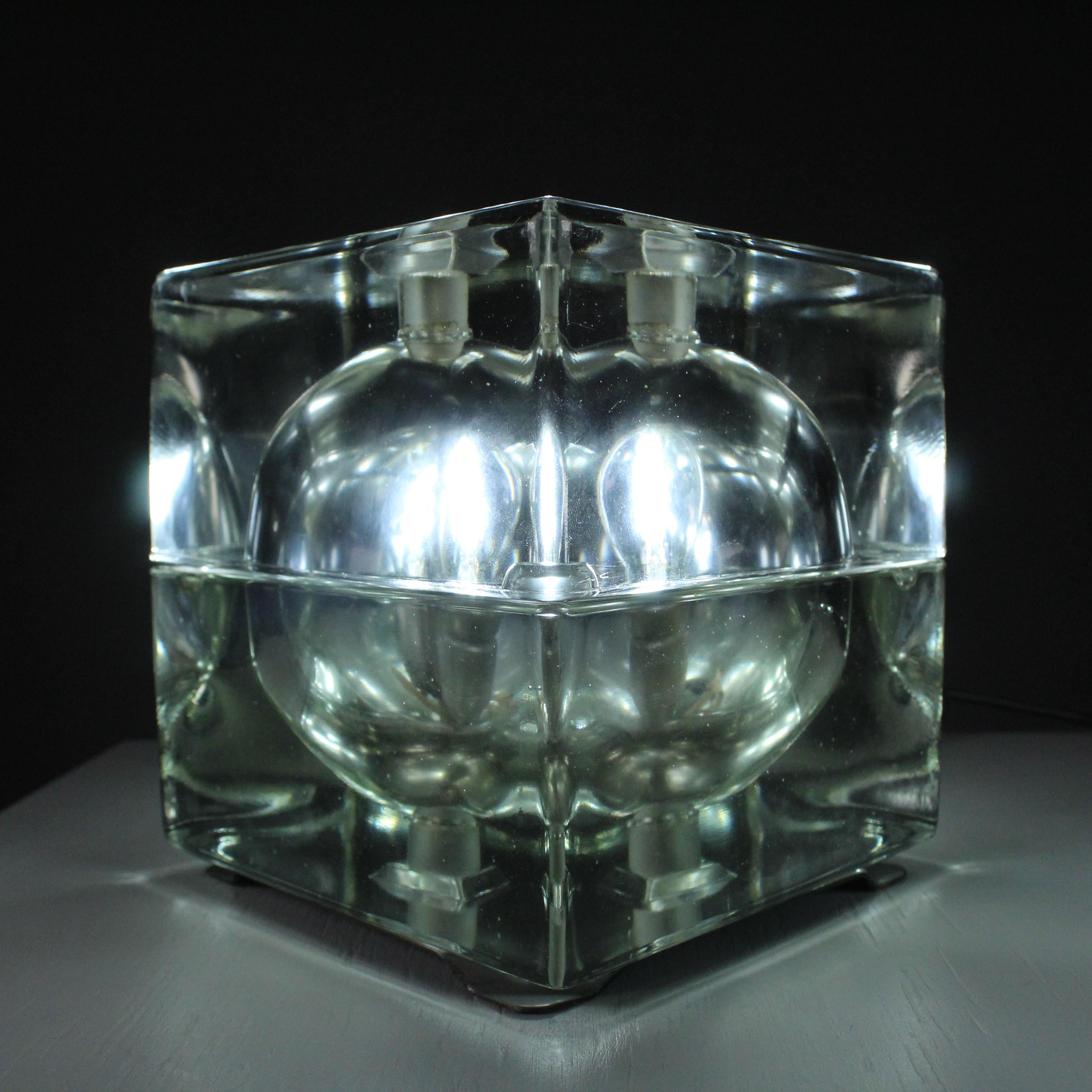 Die Cubosfera-Lampe ist ein bemerkenswertes Design, das 1980 von dem italienischen Architekten und Designer Alessandro Mendini entworfen wurde. Diese ikonische Lampe präsentiert eine ferne Form, die aus verschiedenfarbigen Quadraten zusammengesetzt