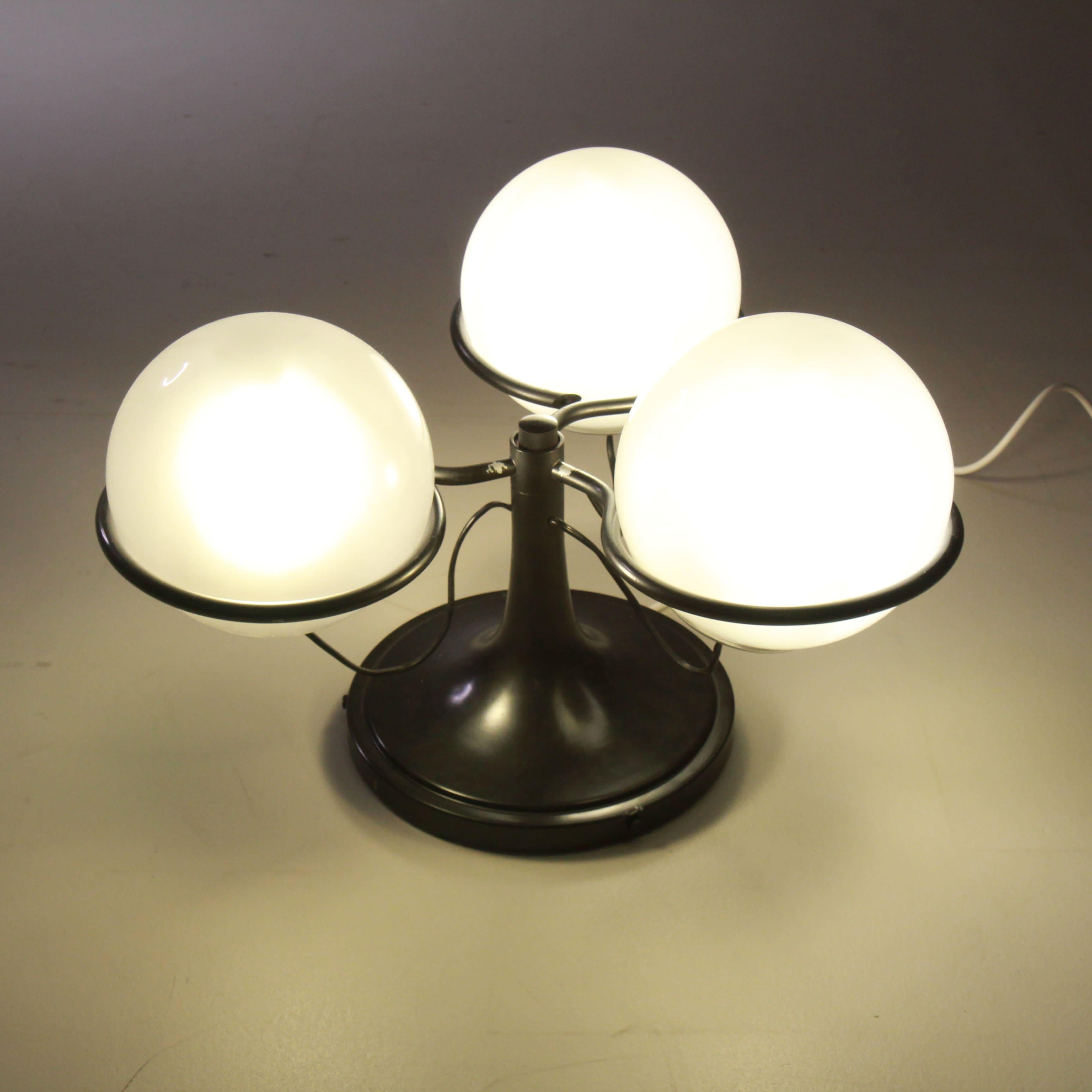 
Set di 2 lampade 2042/3 Gino Sarfatti, Arteluce, 1960
URL di Copia
Condizioni:
Buone
Materiali:
Metallo verniciato, Vetro
Epoca:
1960
La Lampada da soffitto modello 2042/3, disegnata da Sarfatti for Arteluce nel 1960, è un pezzo iconico del design