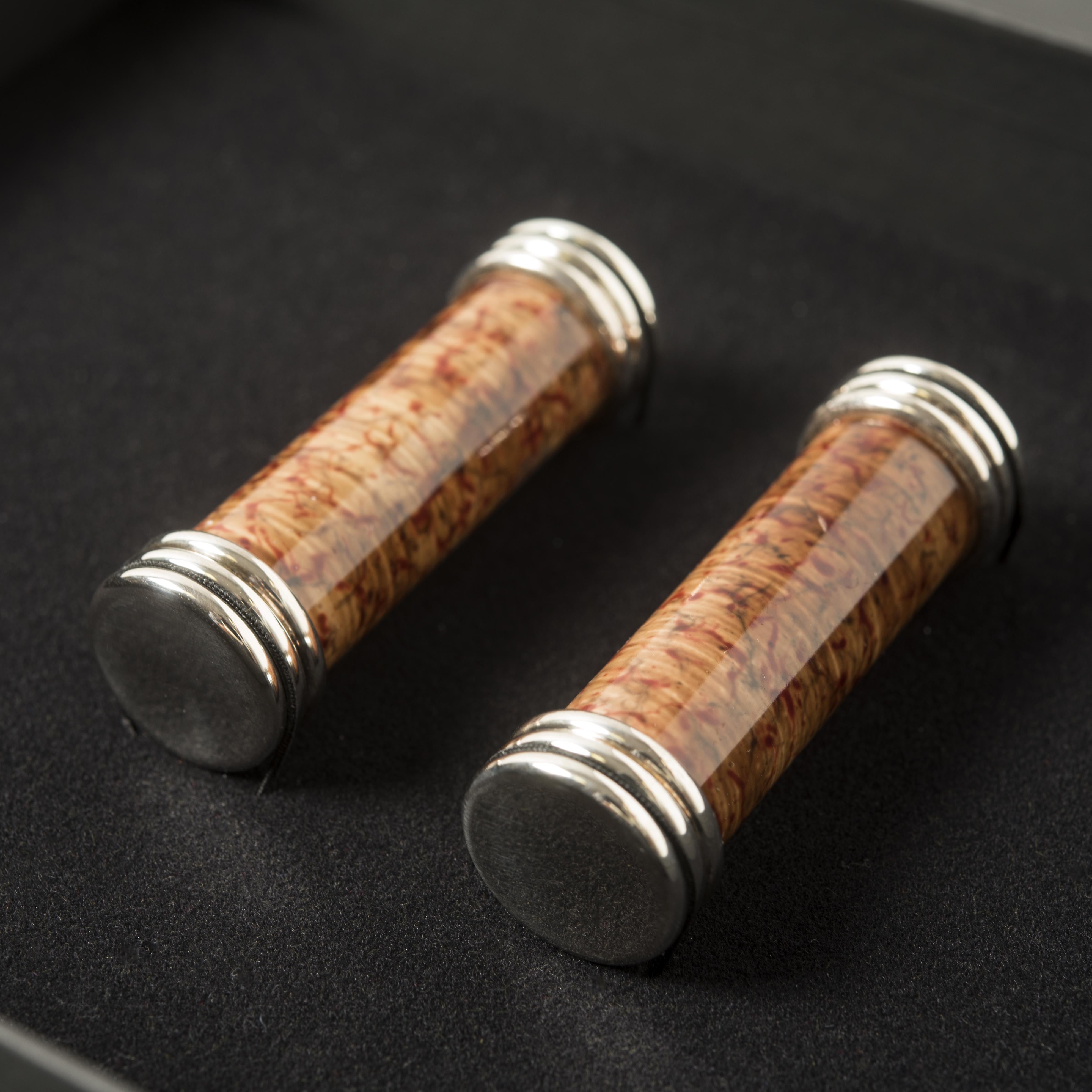 Añada un toque de elegancia a su mesa con este refinado juego de 2 cubiertos de metal lacado en color melange quemado.
Un accesorio práctico y decorativo, perfecto para una sofisticada mise en place. 
Creado por el diseñador Nino Basso para la