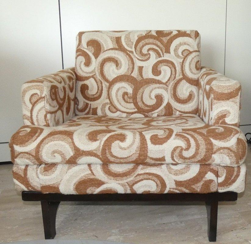 Set consisting of two Bouclè wool armchairs with optical concept, in shades of brown. Double-stitched yarn profiles, with decomposable seat.
The perimeter base is made of Rosewood and is removable.
The condition is excellent, both structural and of